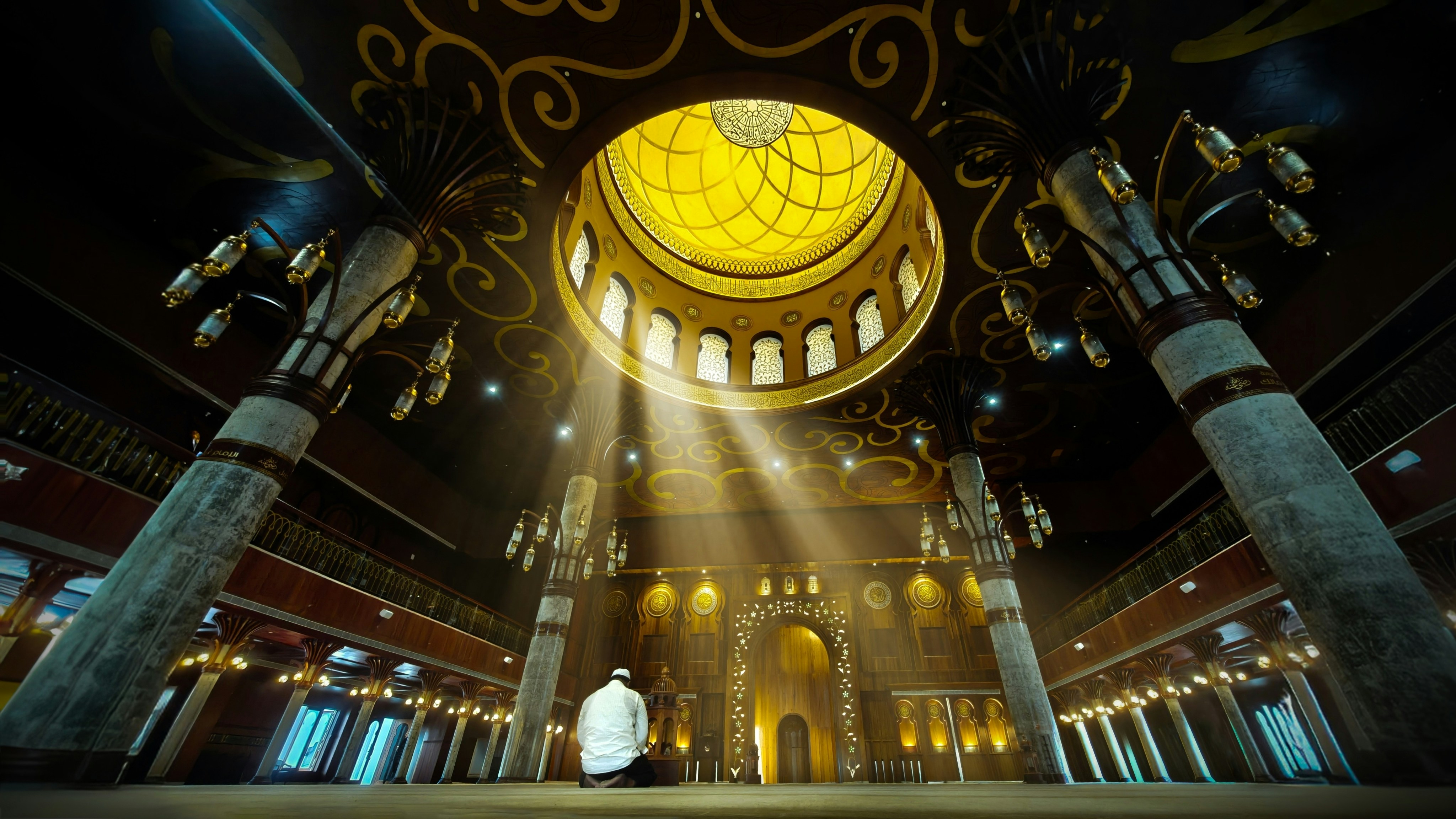 Homem rezando em uma mesquita com luz solar radiante.
