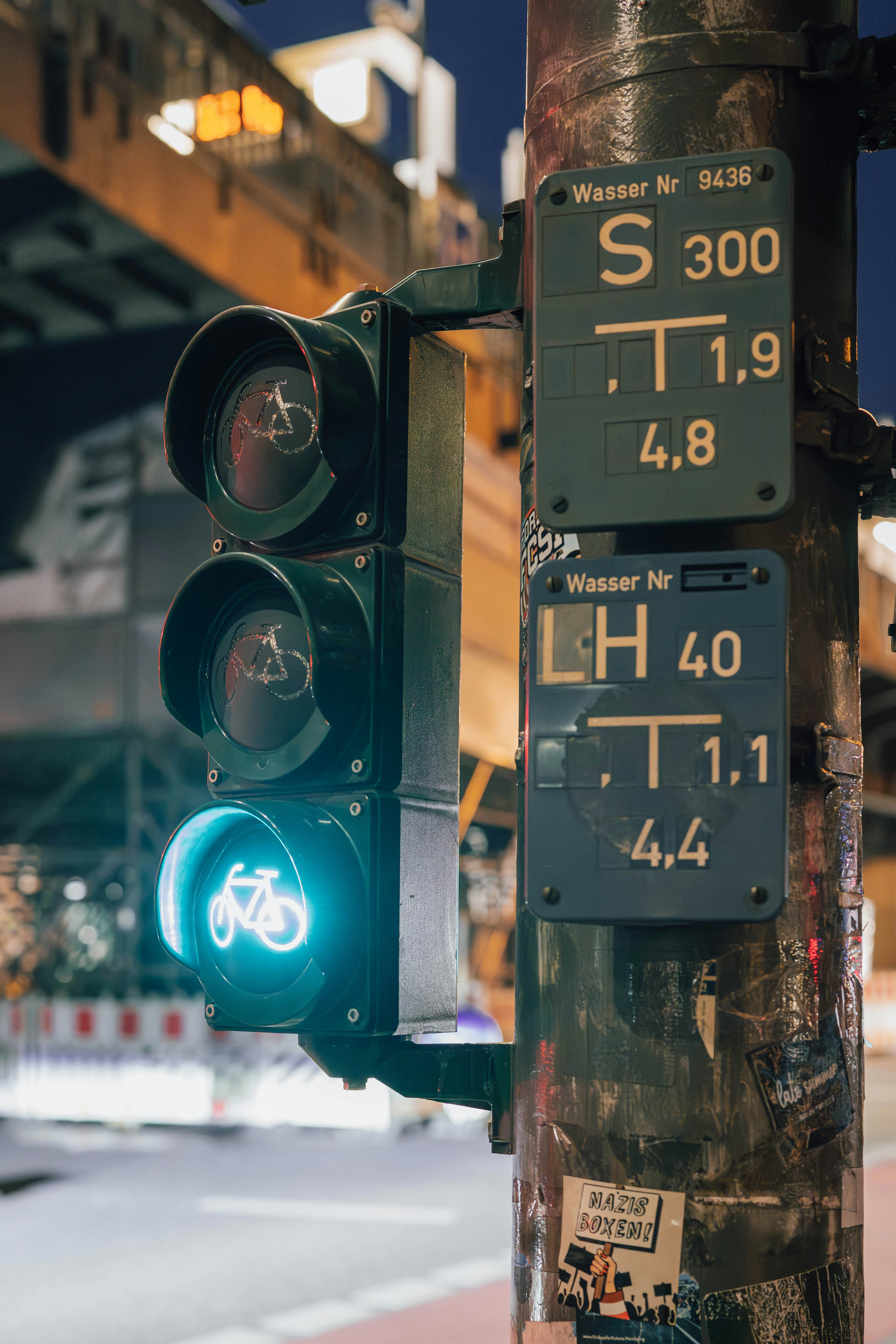 Un semáforo para bicicletas se ilumina en verde por la noche. foto – Imagen  de Semáforo gratuita en Unsplash, image size:3000x4500