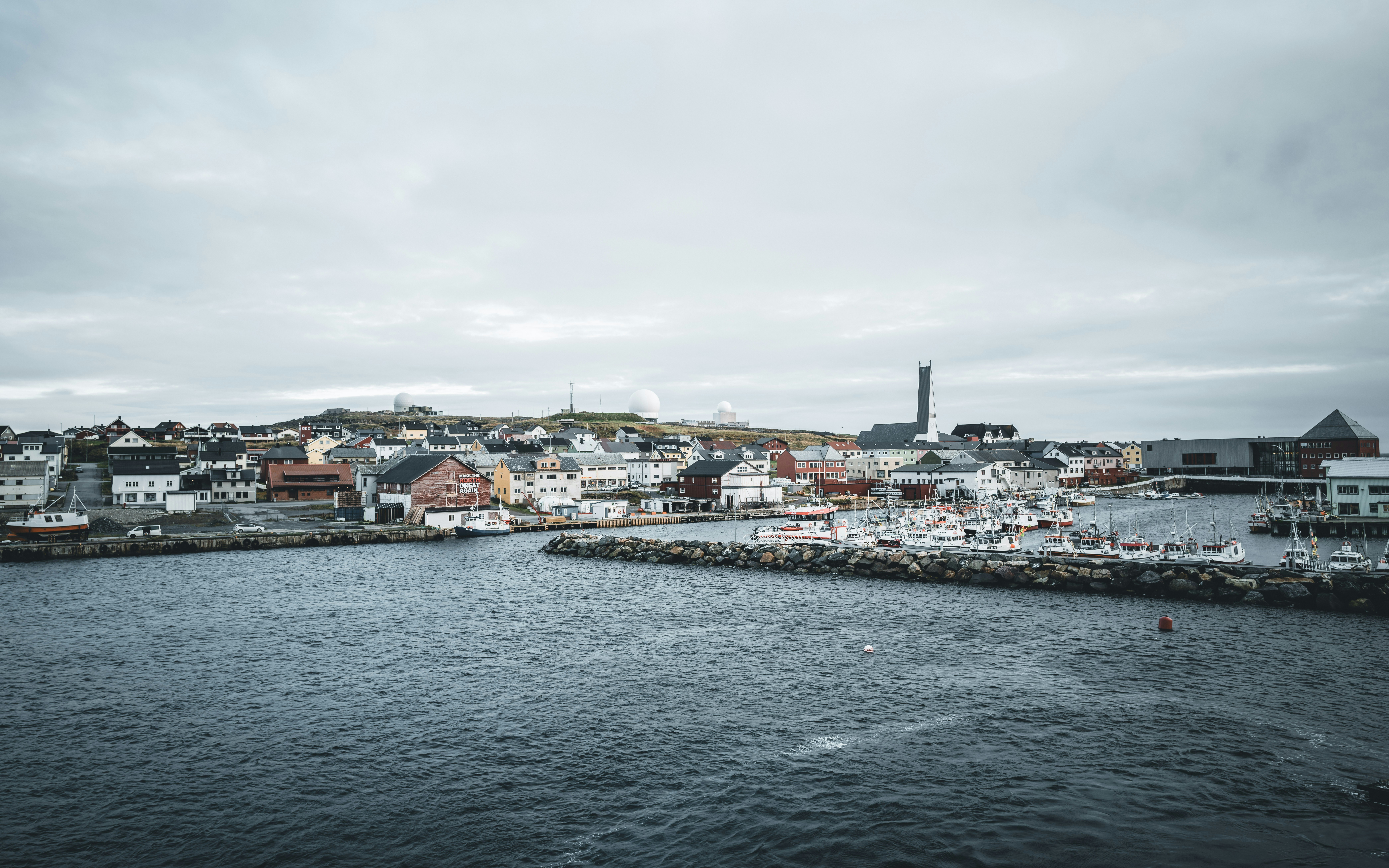 Eine Küstenstadt liegt in der Nähe von ruhigem Wasser.