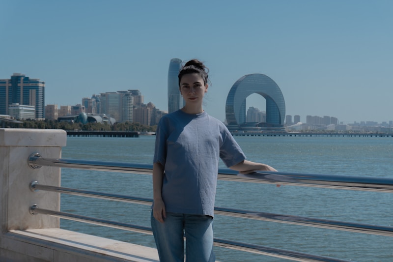 Frau an romantischer Wasserlage