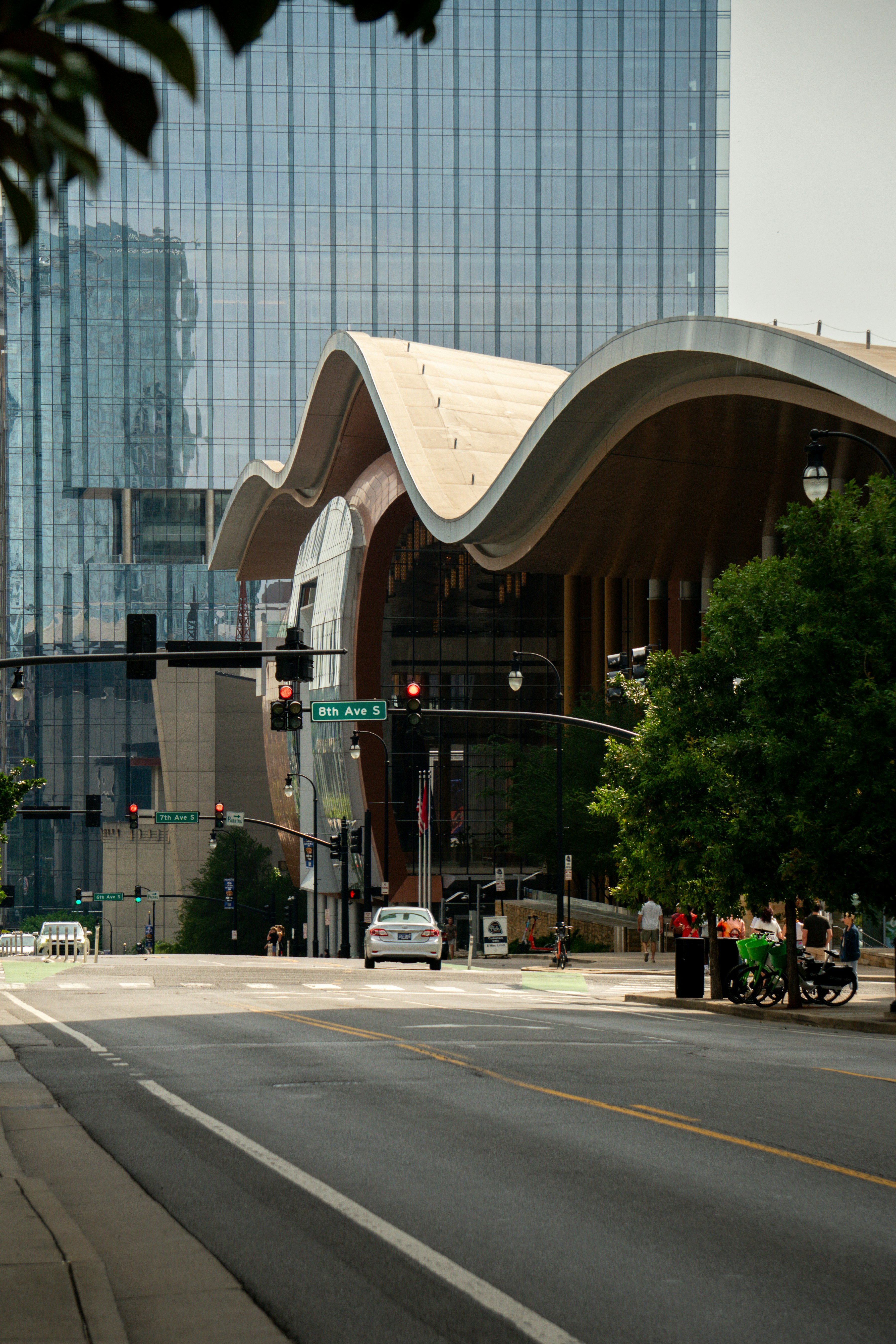 Ein ikonisches Gebäude steht vor der Skyline einer Stadt.
