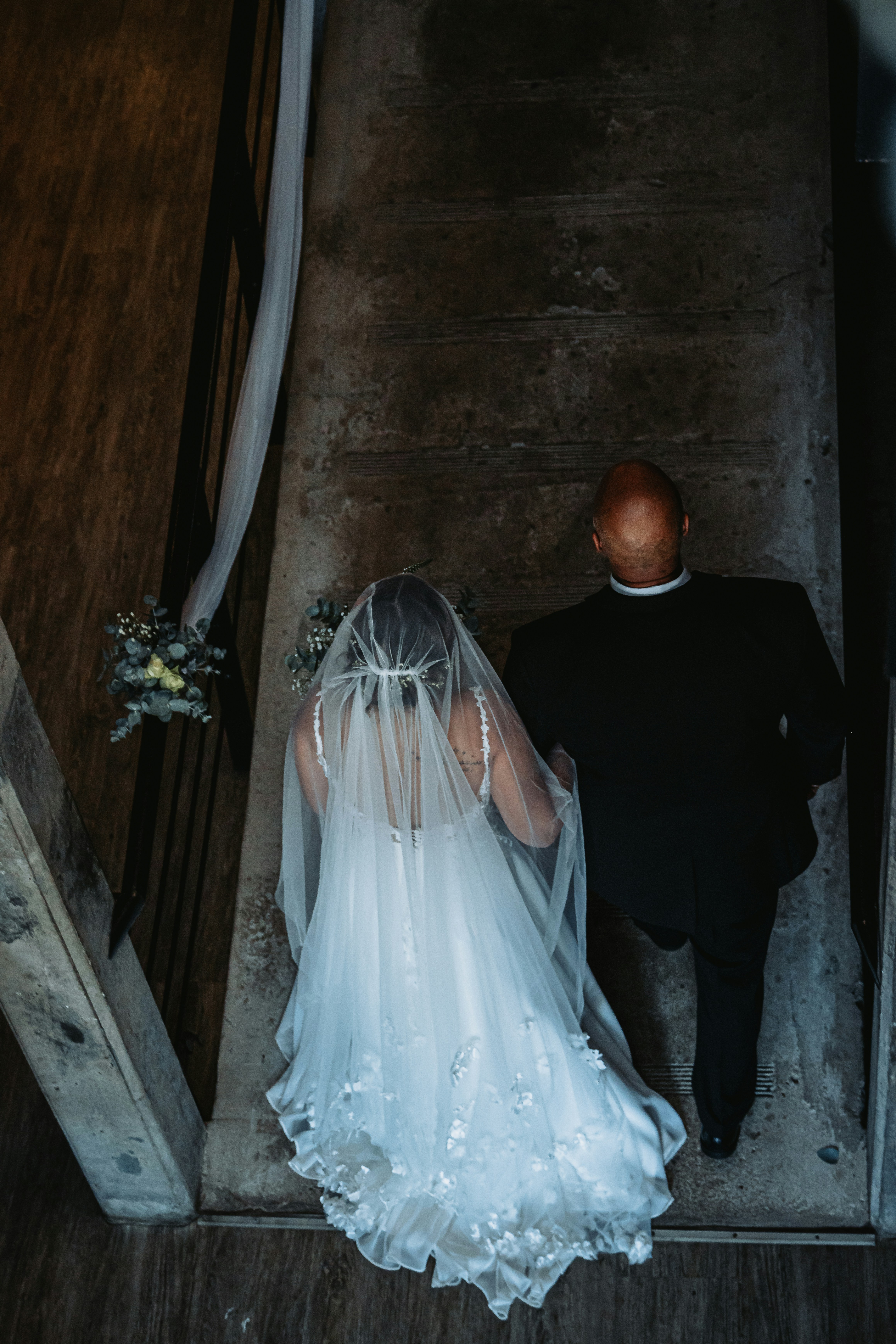 Die Braut schreitet mit ihrem Vater zum Altar.