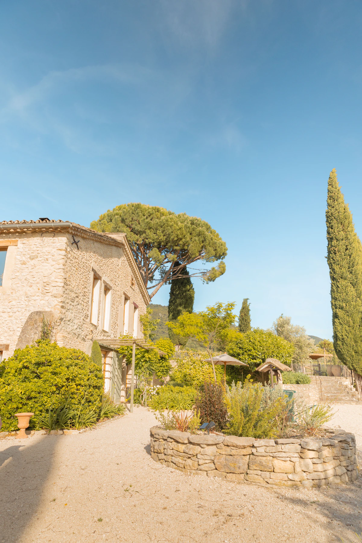 Mas en pierre au milieu de la végétation provençale
