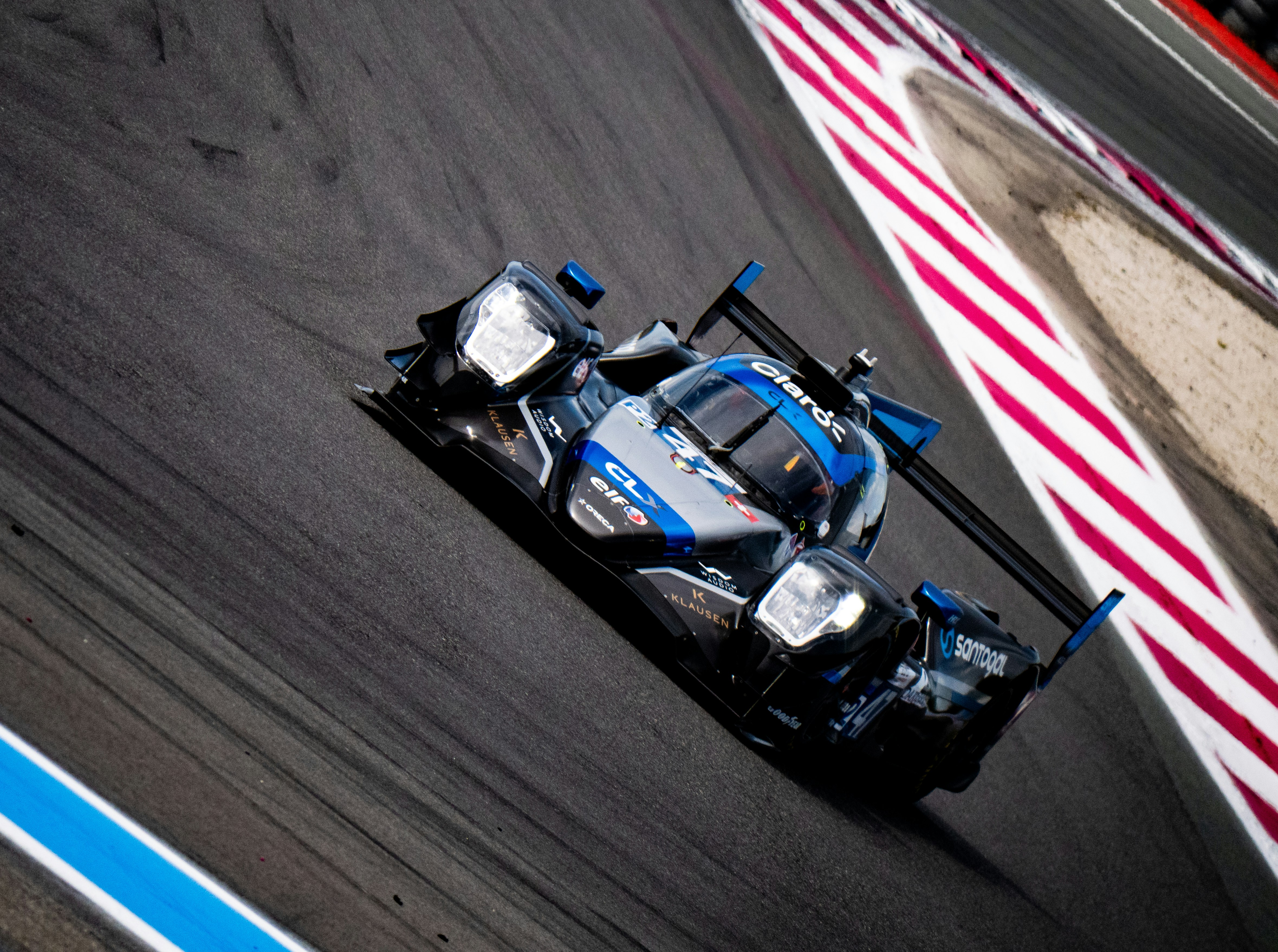 Une voiture de course accélère sur une piste