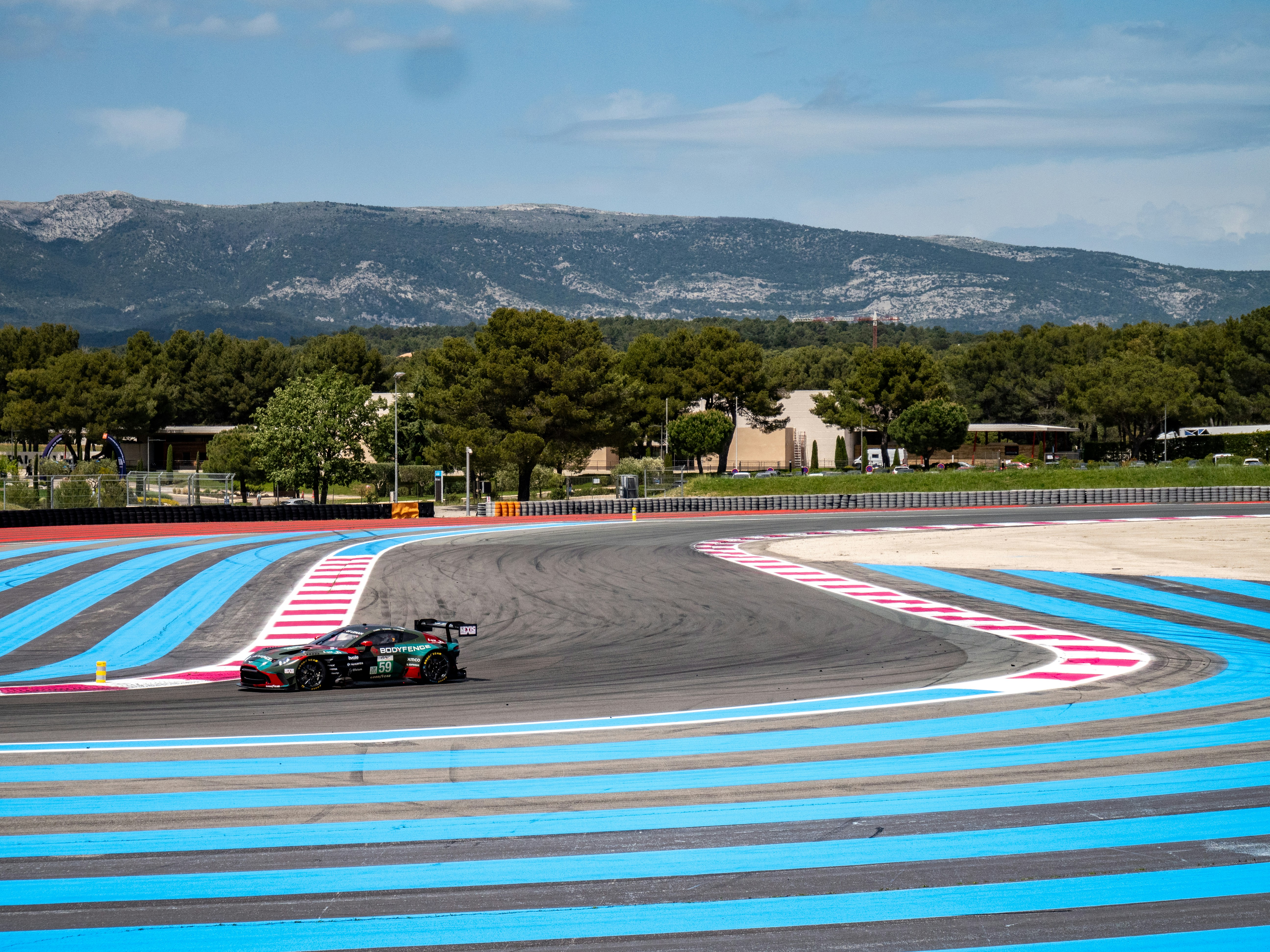 Un'auto da corsa sfreccia su una pista colorata.