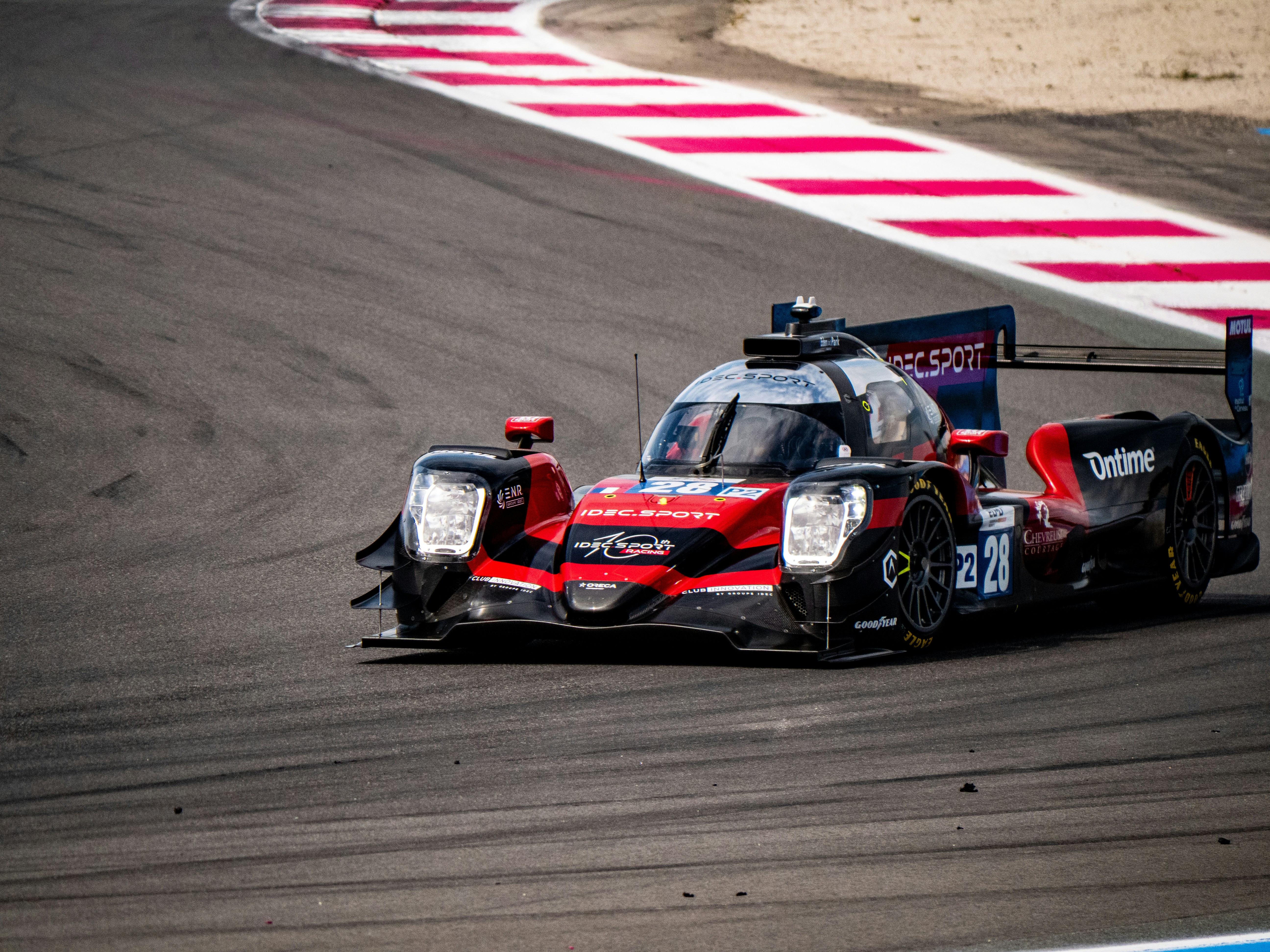 Un'auto da corsa sfreccia lungo una pista.