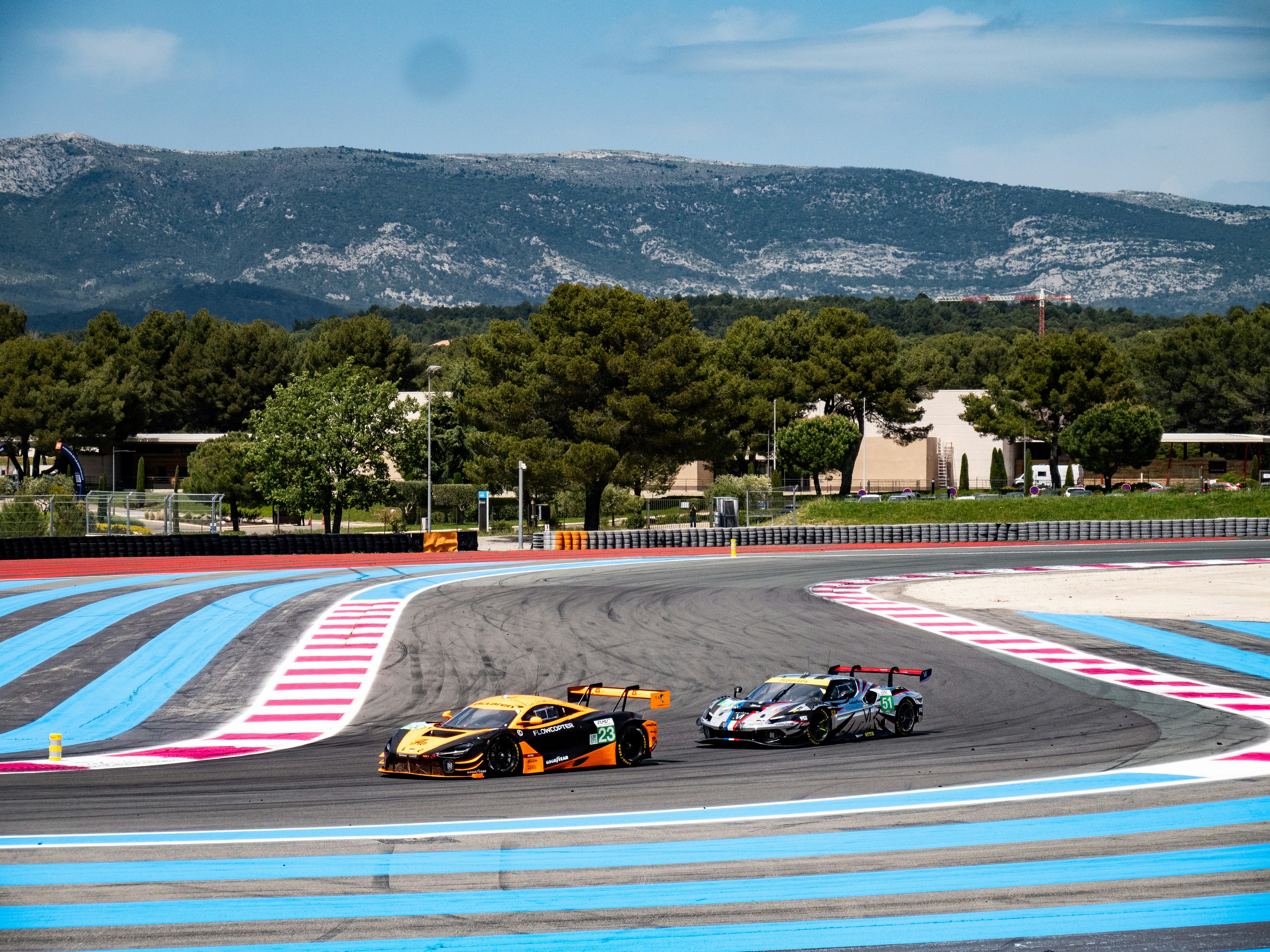 Race cars speeding along a circuit. photo – Free Car Image on Unsplash