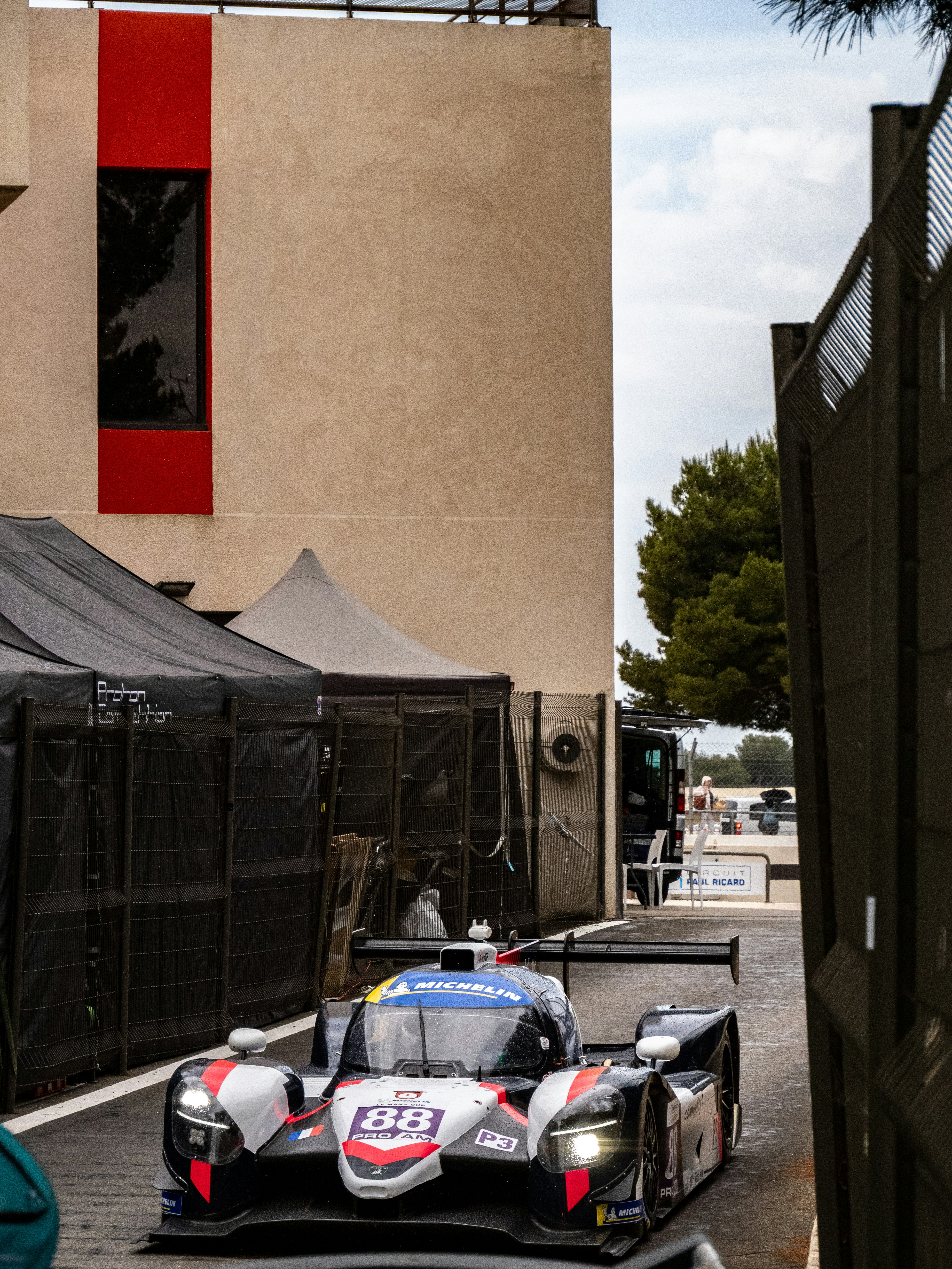 Un'auto da corsa entra in un pit stop.
