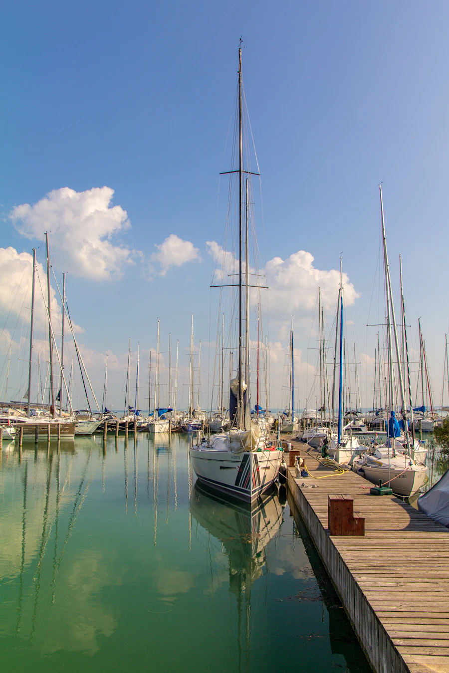 Embarcaciones atracadas junto a un muelle