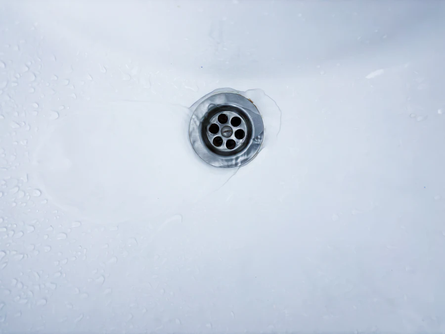 排水口に流れる水