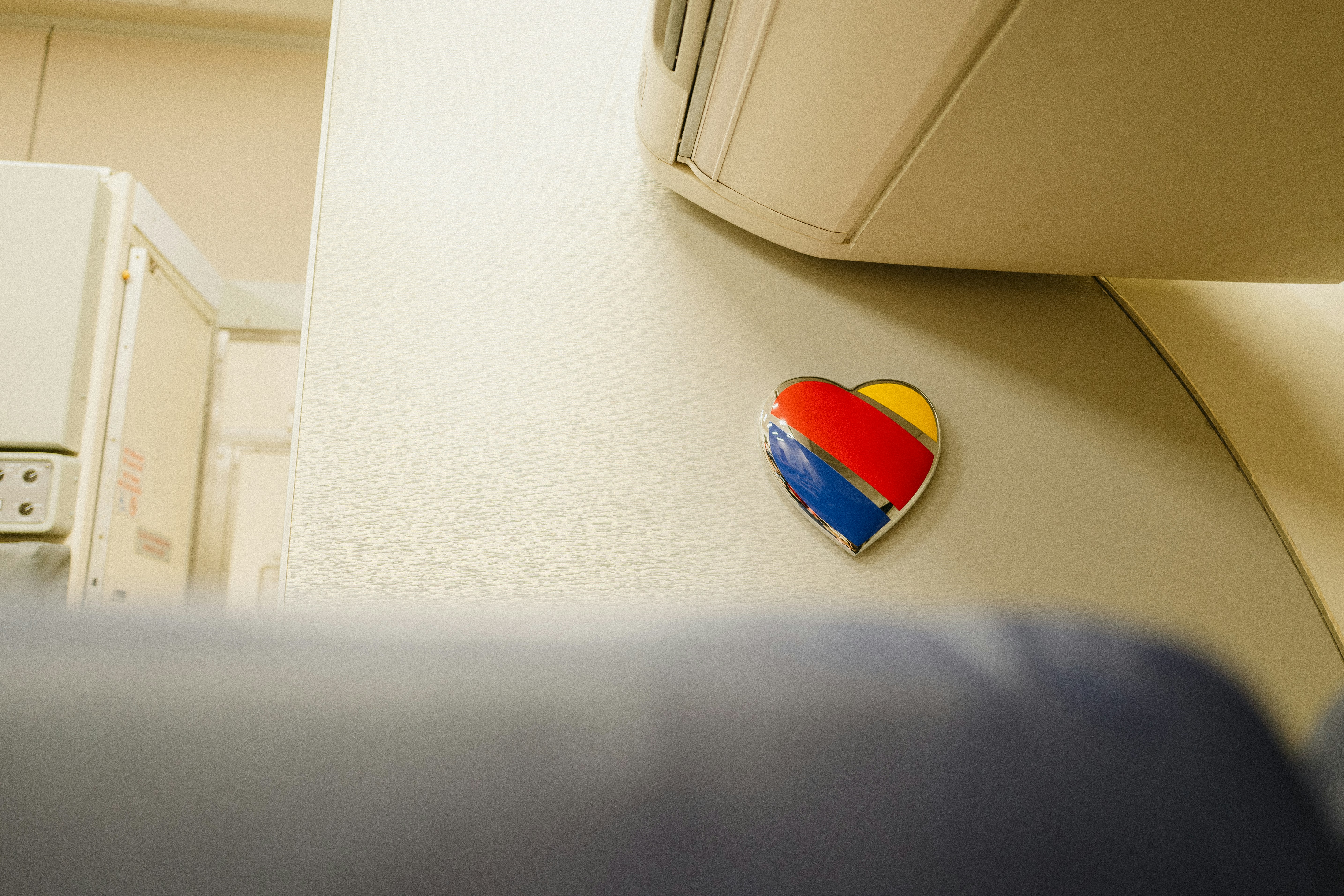 रांची-दिल्ली एयर एम्बुलेंस दुर्घटनास्थल पर बचाव दल और स्थानीय पुलिस का चित्रण, जले हुए विमान के अवशेषों के पास खोज अभियान चलाते हुए।