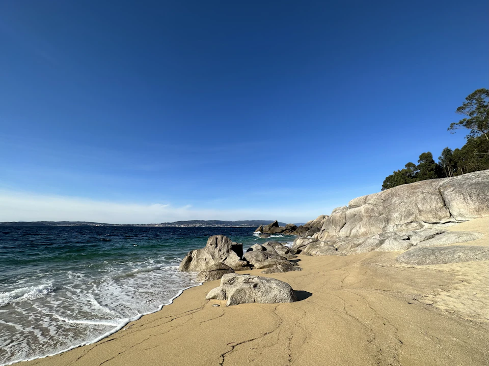 Plage et côte ensoleillée près de Bueu, en Galice
