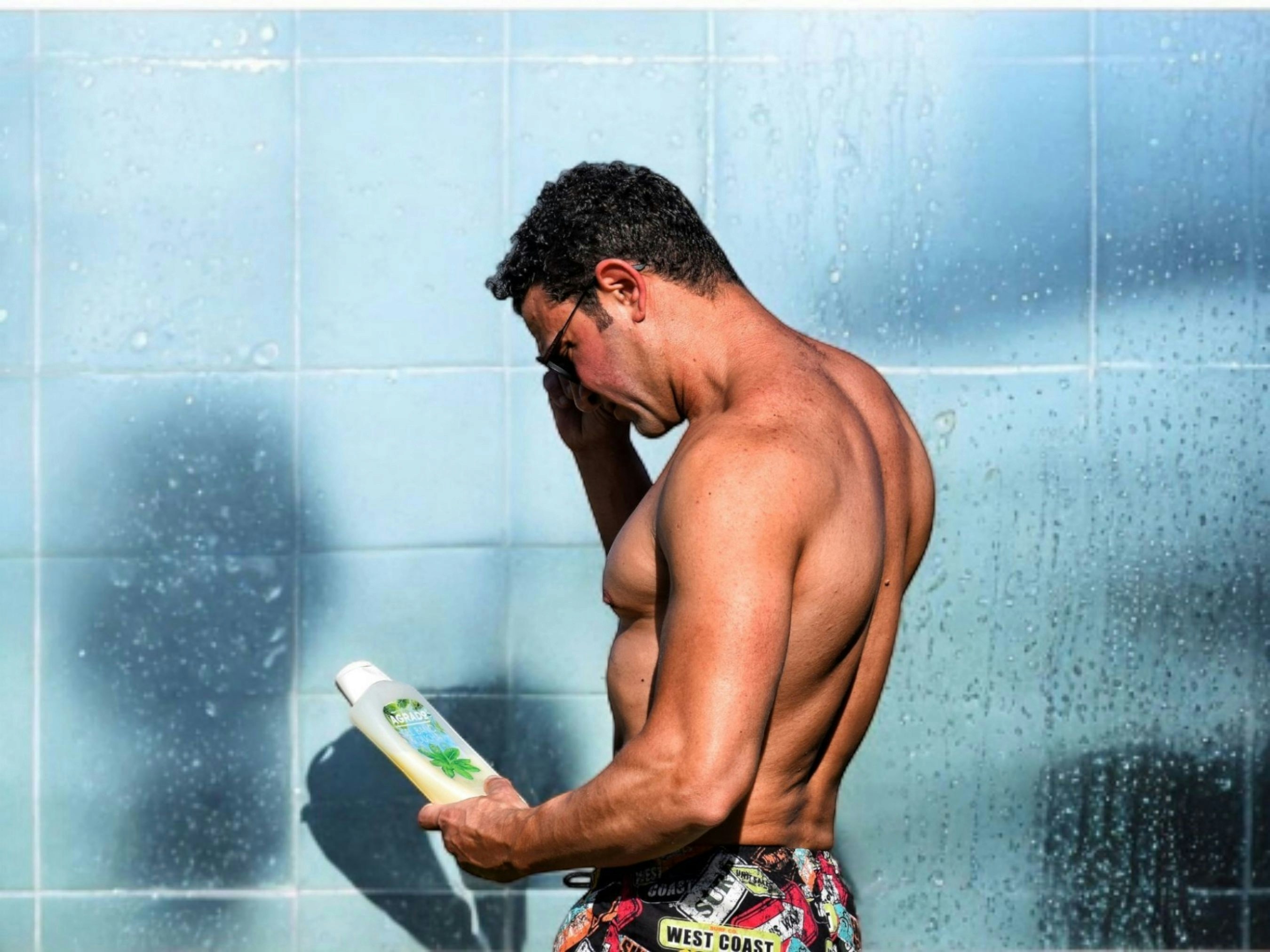 केरल के धूप से तपते शहर की सड़क पर लोग छाते लिए चल रहे हैं।