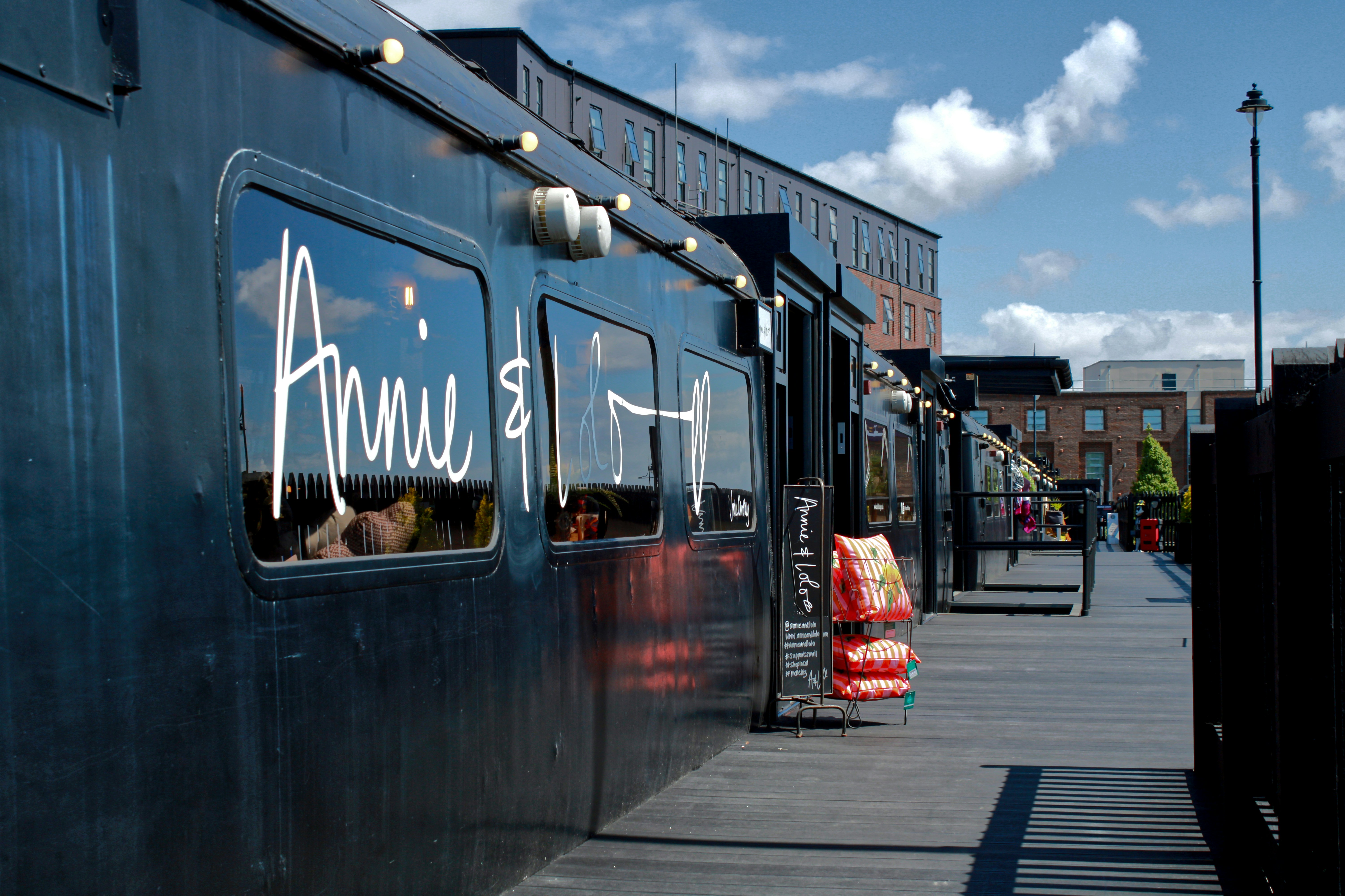 Hier ist ein Restaurant, "annie & iggy", zu sehen.