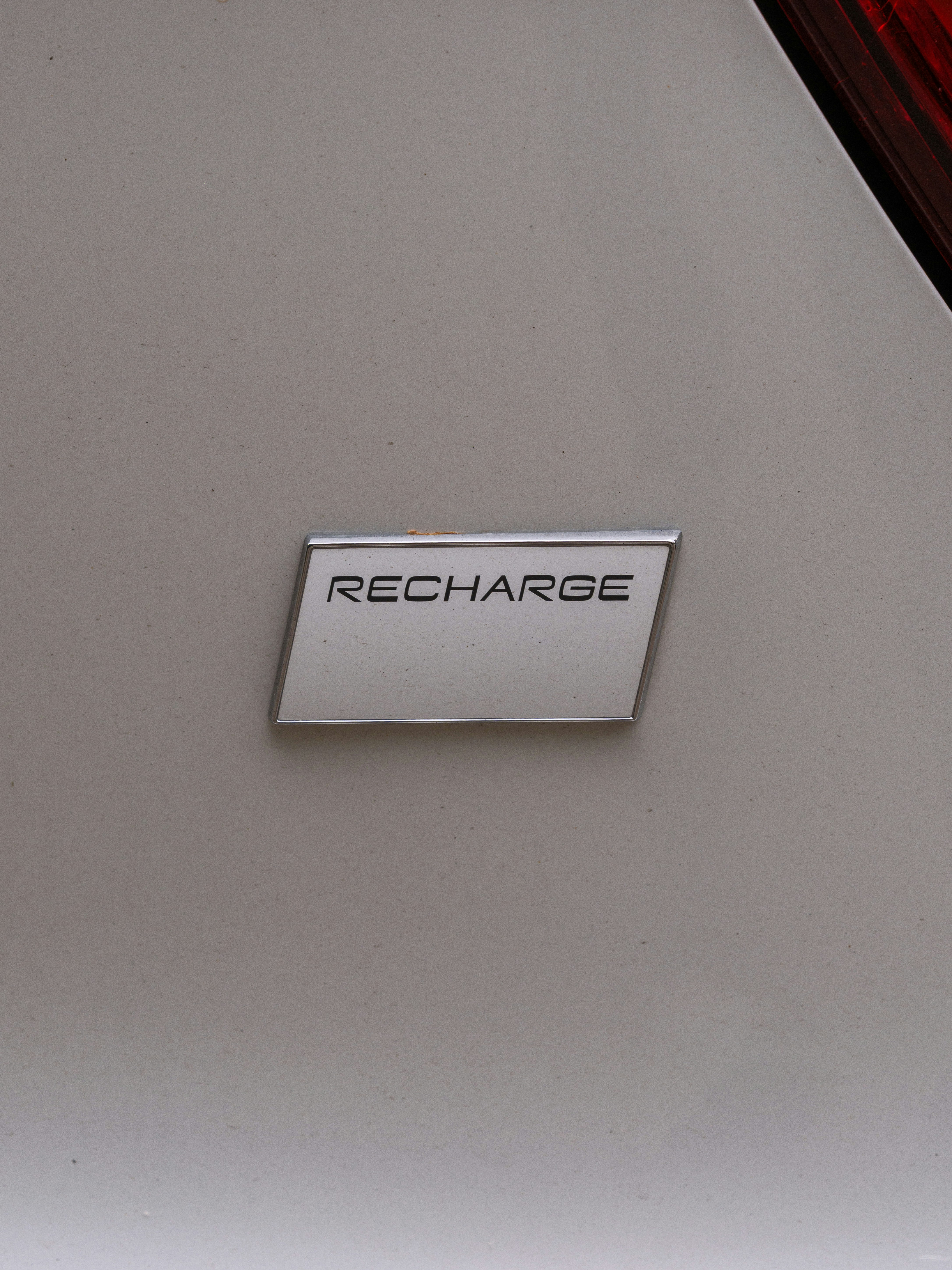 Se muestra el emblema de "recarga" del automóvil.