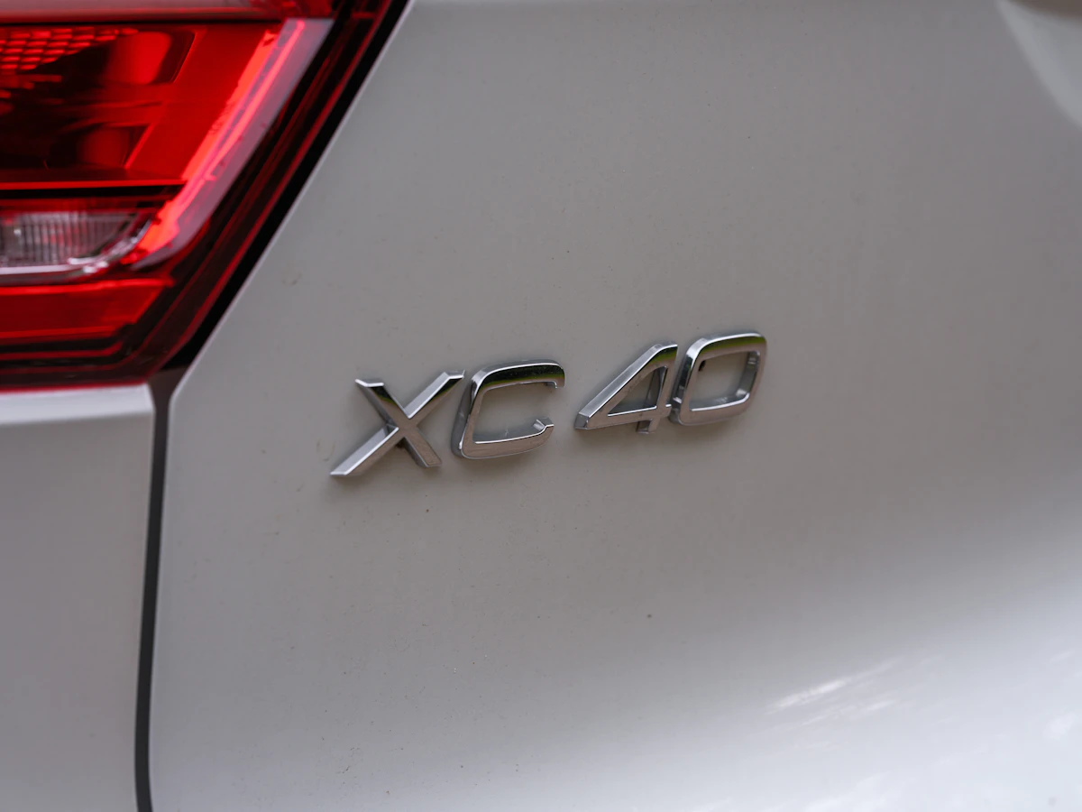 Emblemat Volvo XC40 na klapie bagażnika