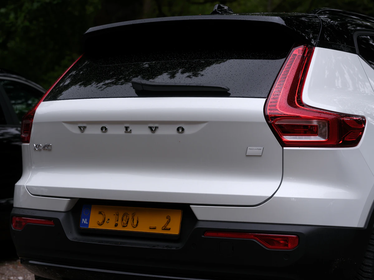 Tył białego Volvo XC40