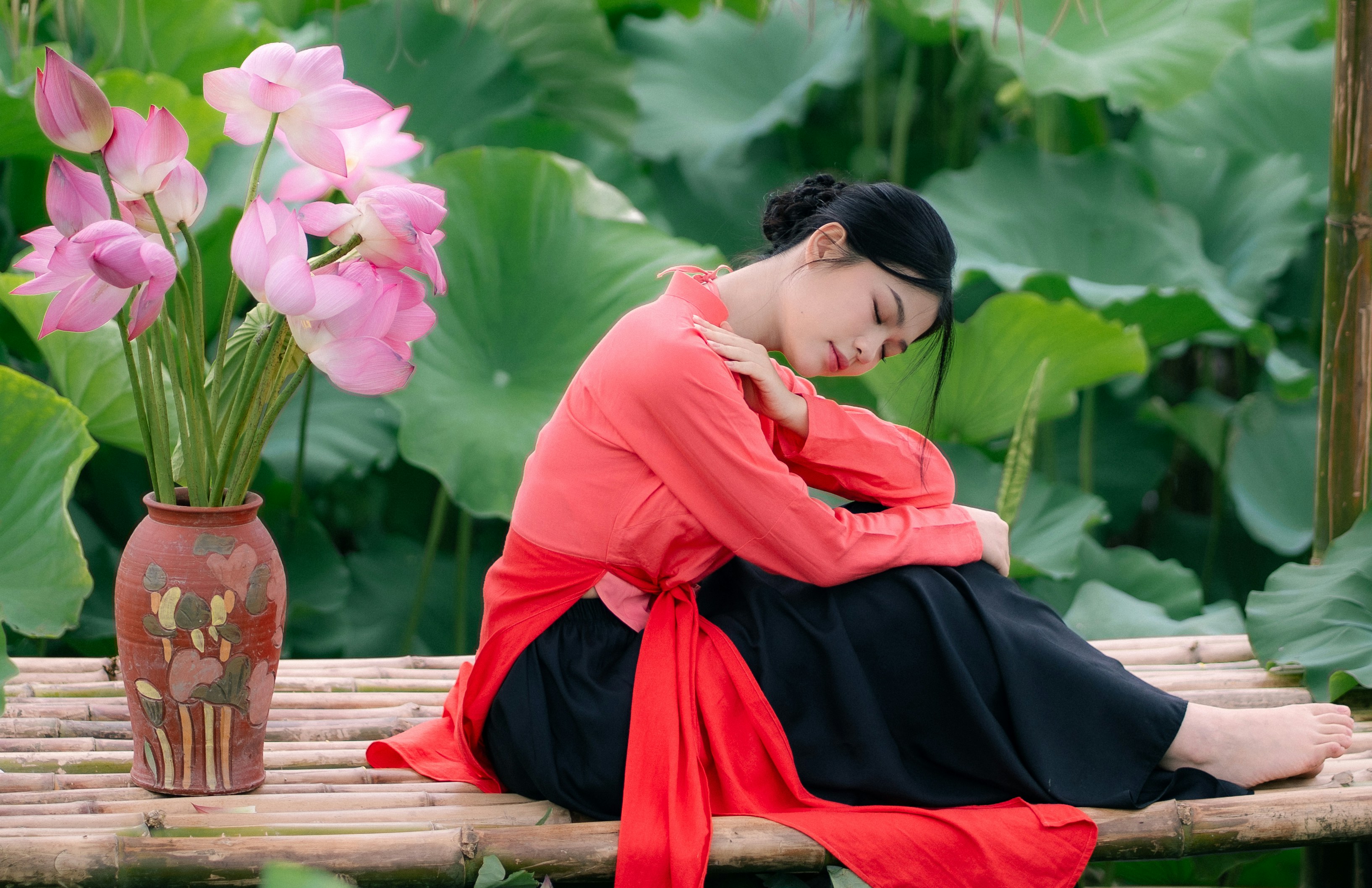 Illustration showing why do i feel so tired during the luteal phase related to menstrual cycle or hormone patterns