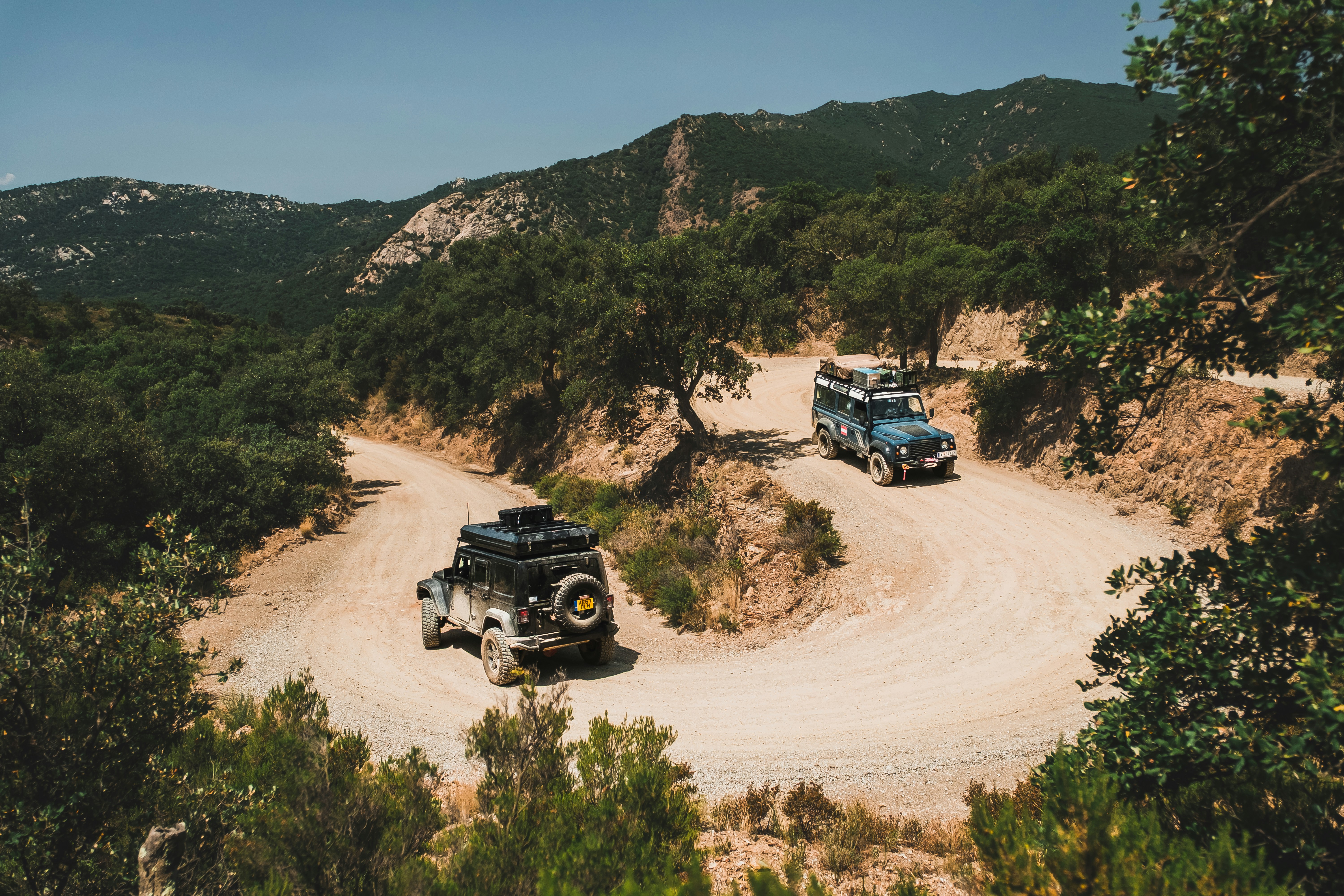 구불구불한 산길을 달리는 오프로드 차량.
