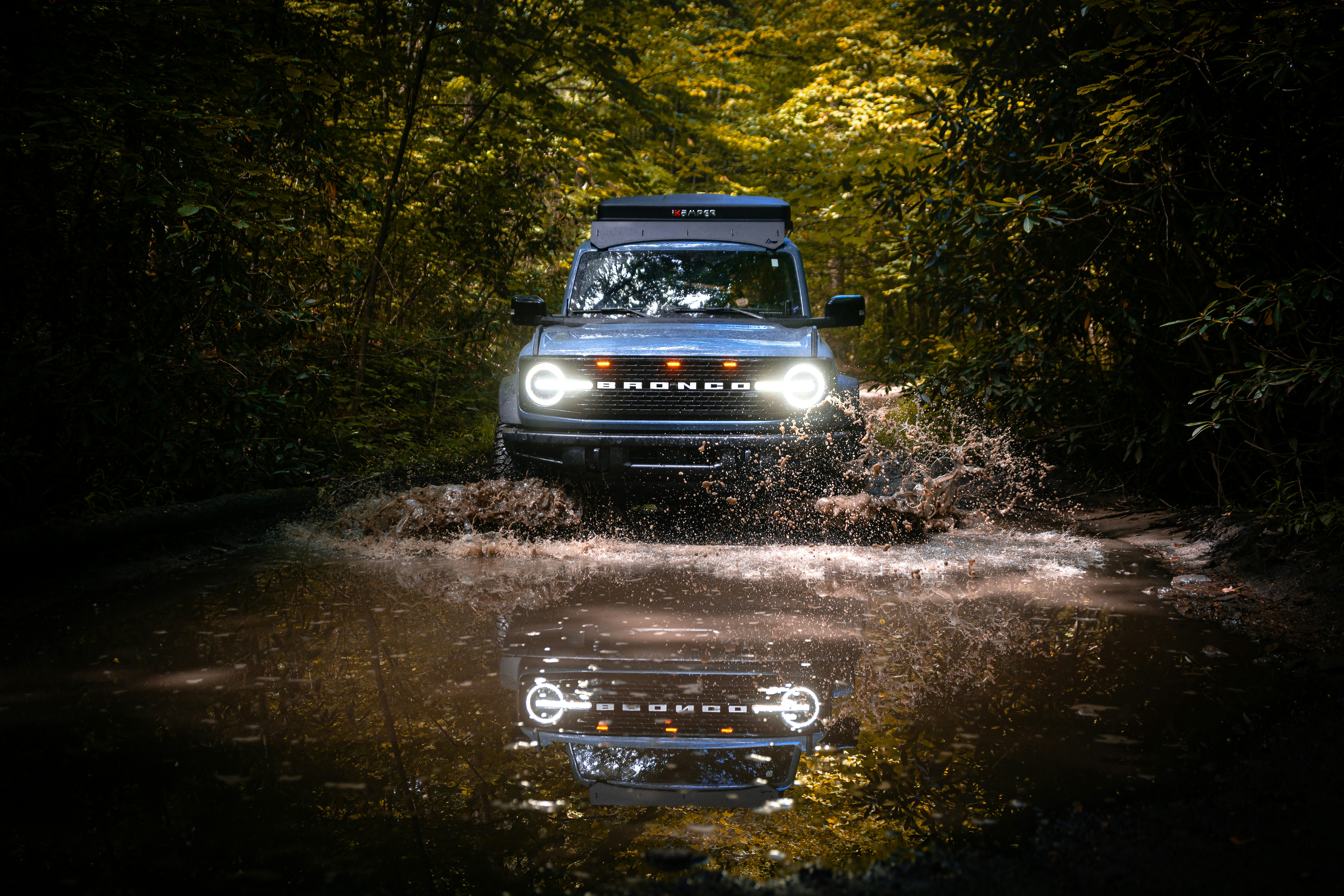 오프로드 차량이 물을 건너고 있습니다.