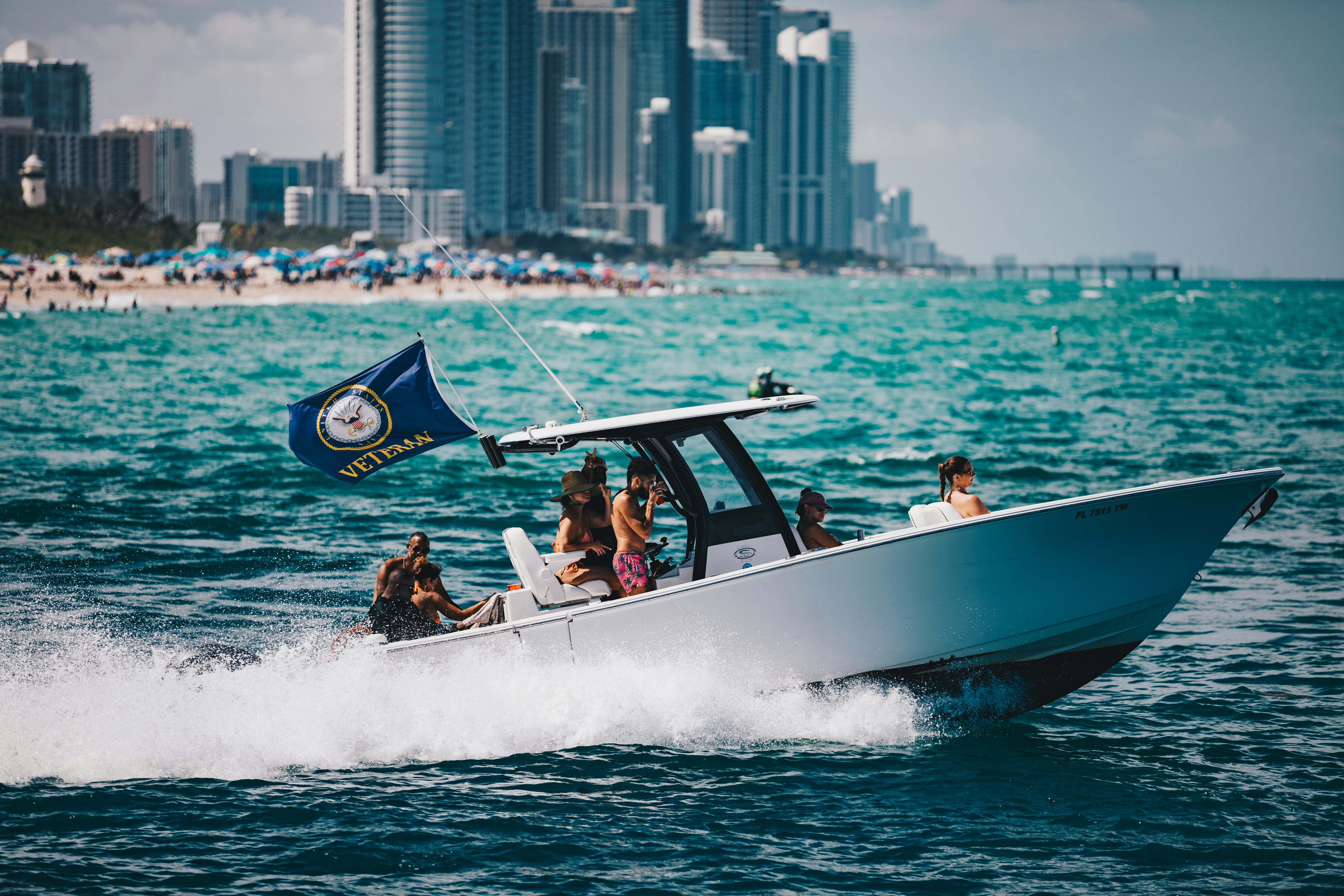 People are enjoying a boat ride by the beach. photo – Free Human Image ...