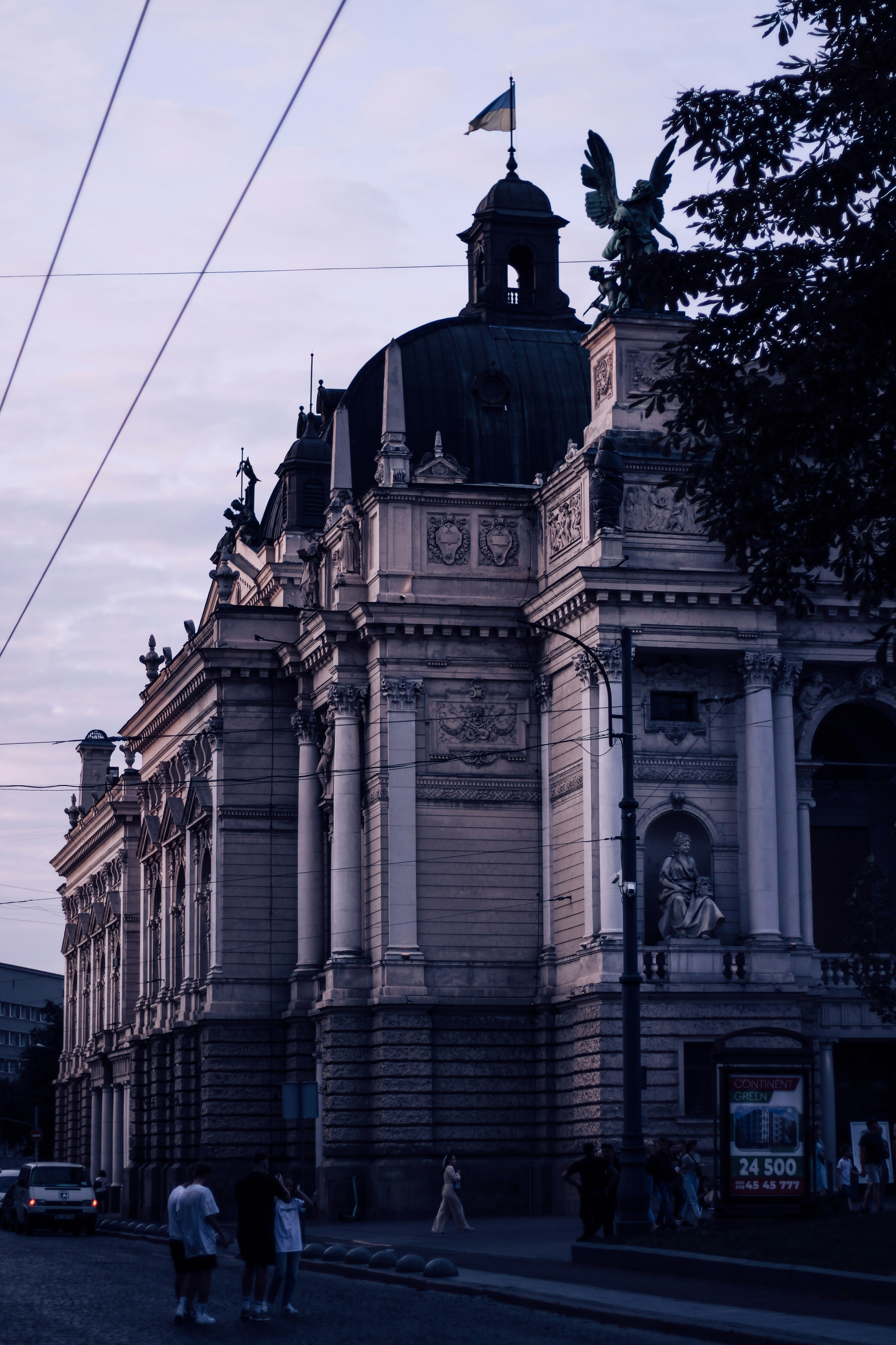 Un bâtiment orné avec un drapeau ukrainien au sommet.