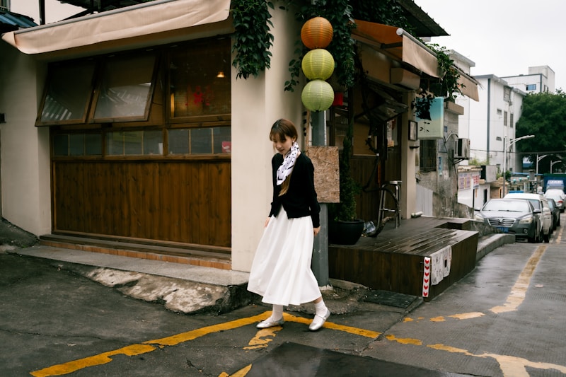 Travailleuse BBW croisant rue Kyoto