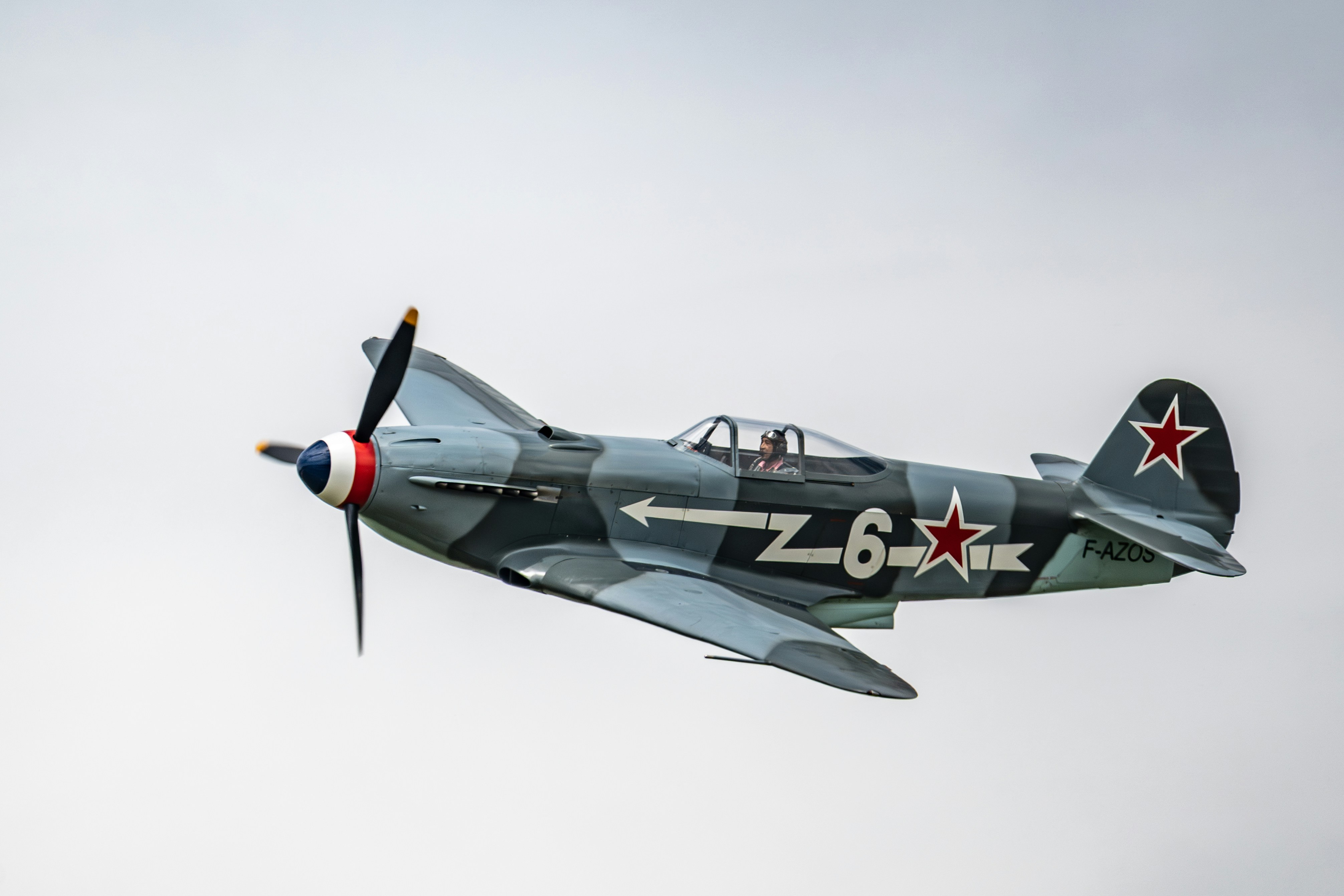 Un avion militaire russe vole dans le ciel.