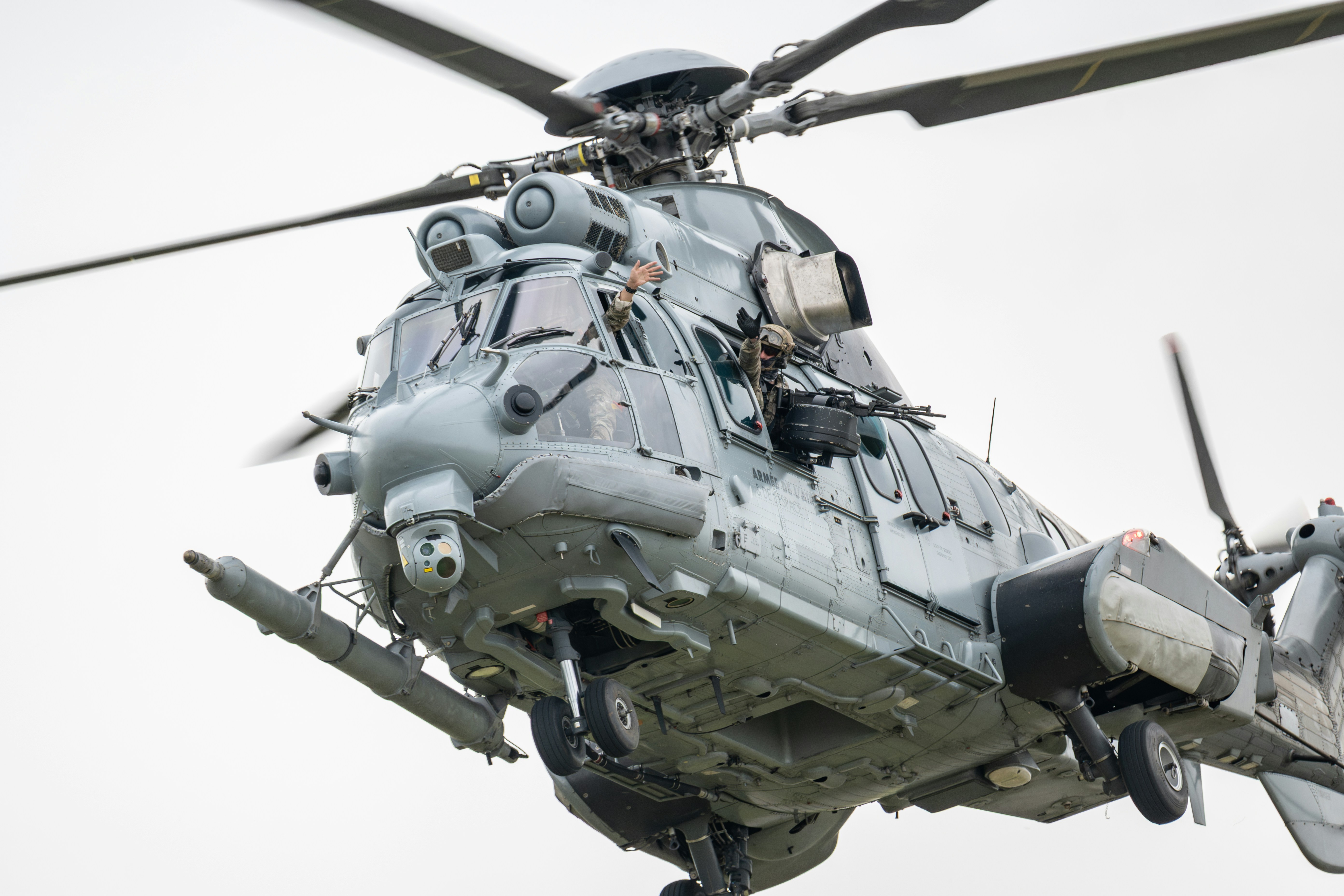 Un hélicoptère vole dans les airs.
