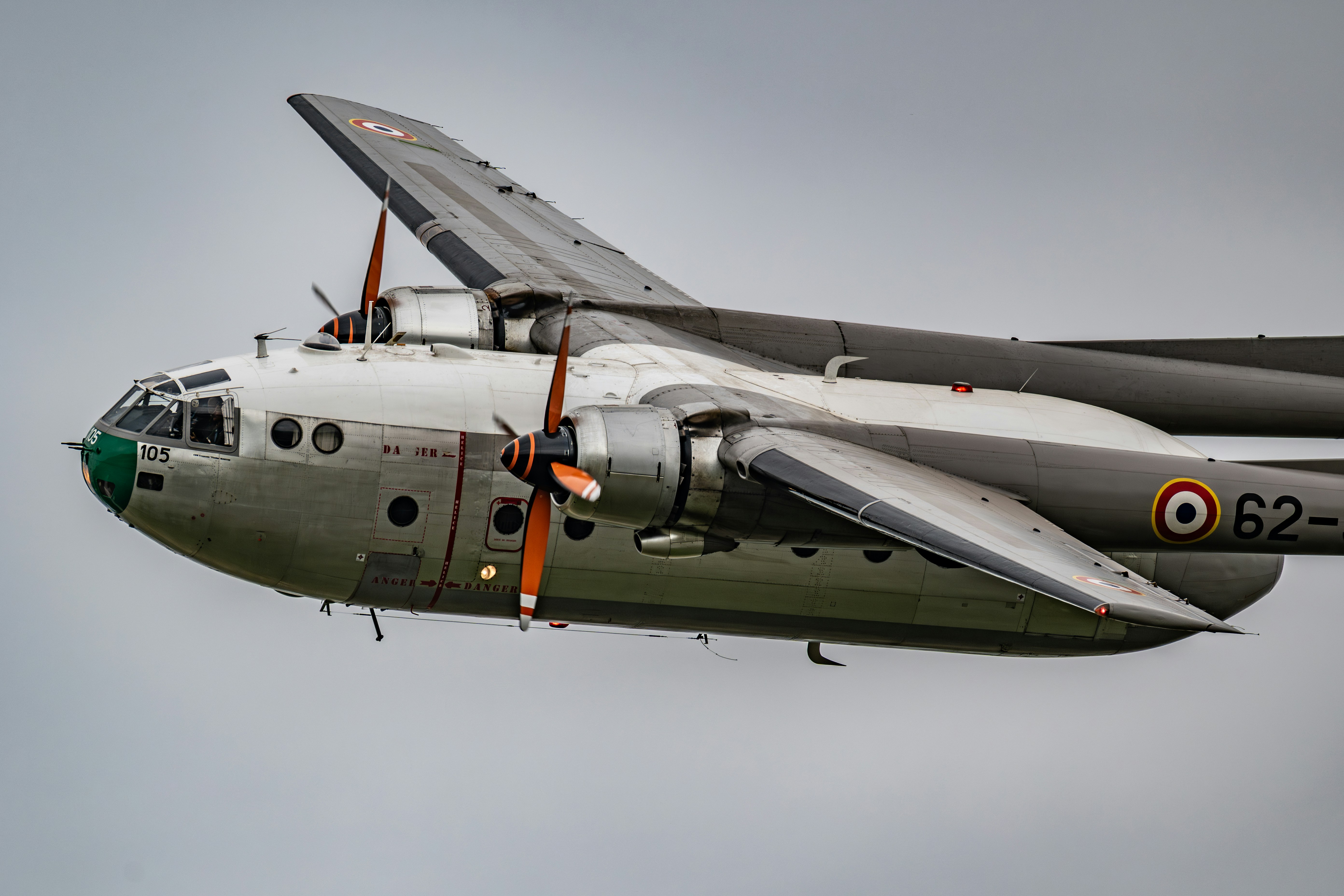Un vieil avion à hélices s’élève dans les airs.