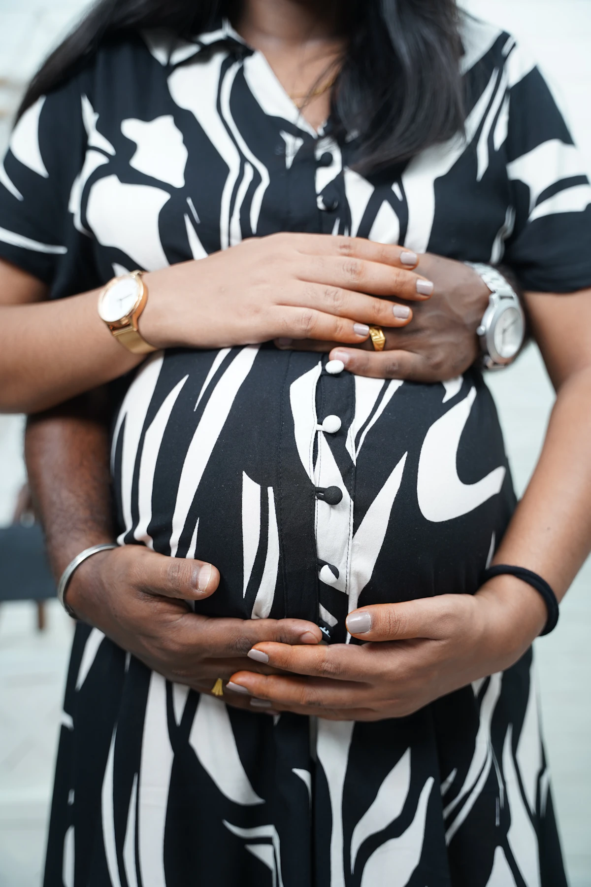 İllüstratif görsel: A pregnant woman is embraced by her partner.