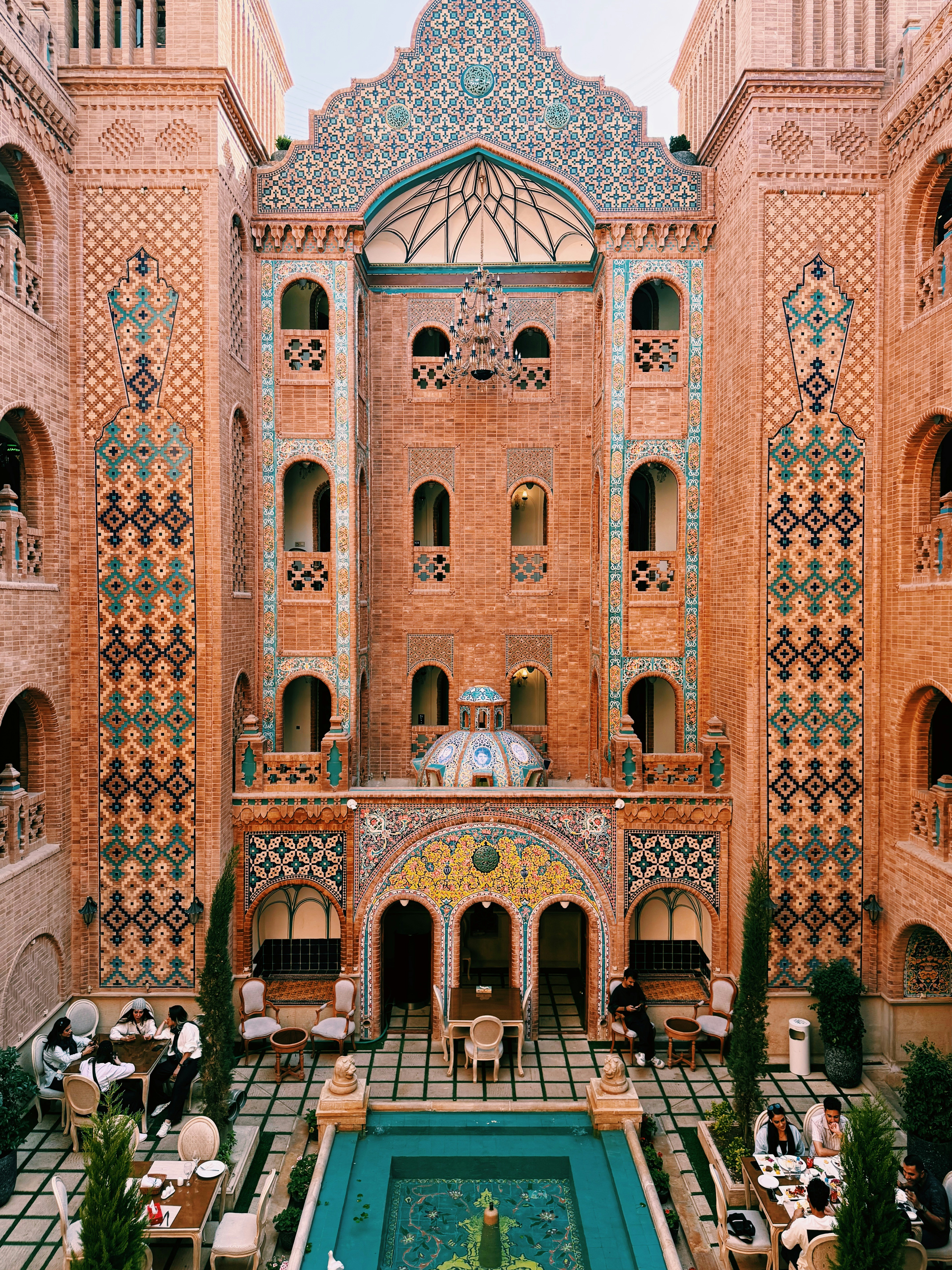 La intrincada arquitectura encierra un hermoso patio.