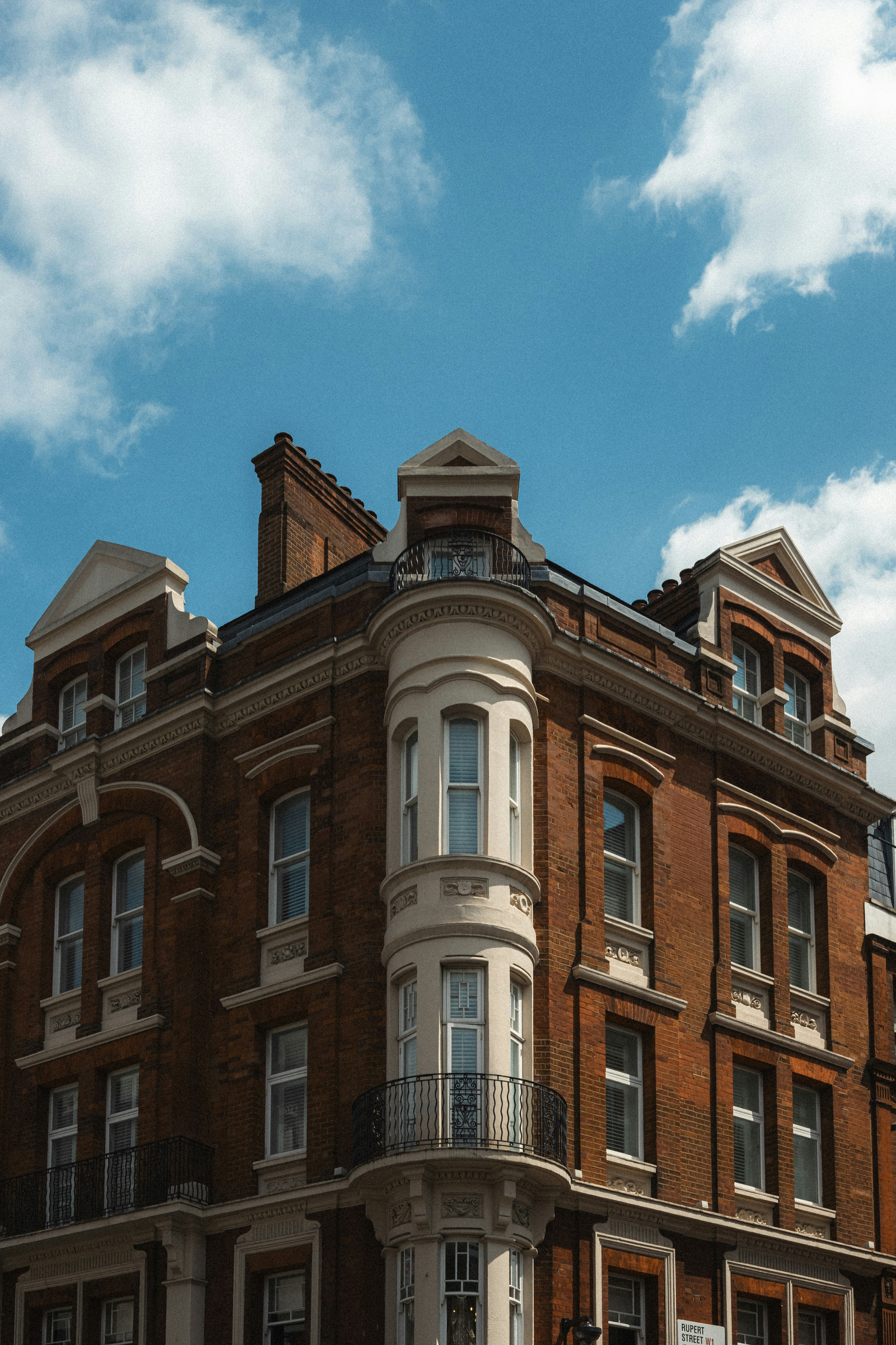 Photo by throughalekslens