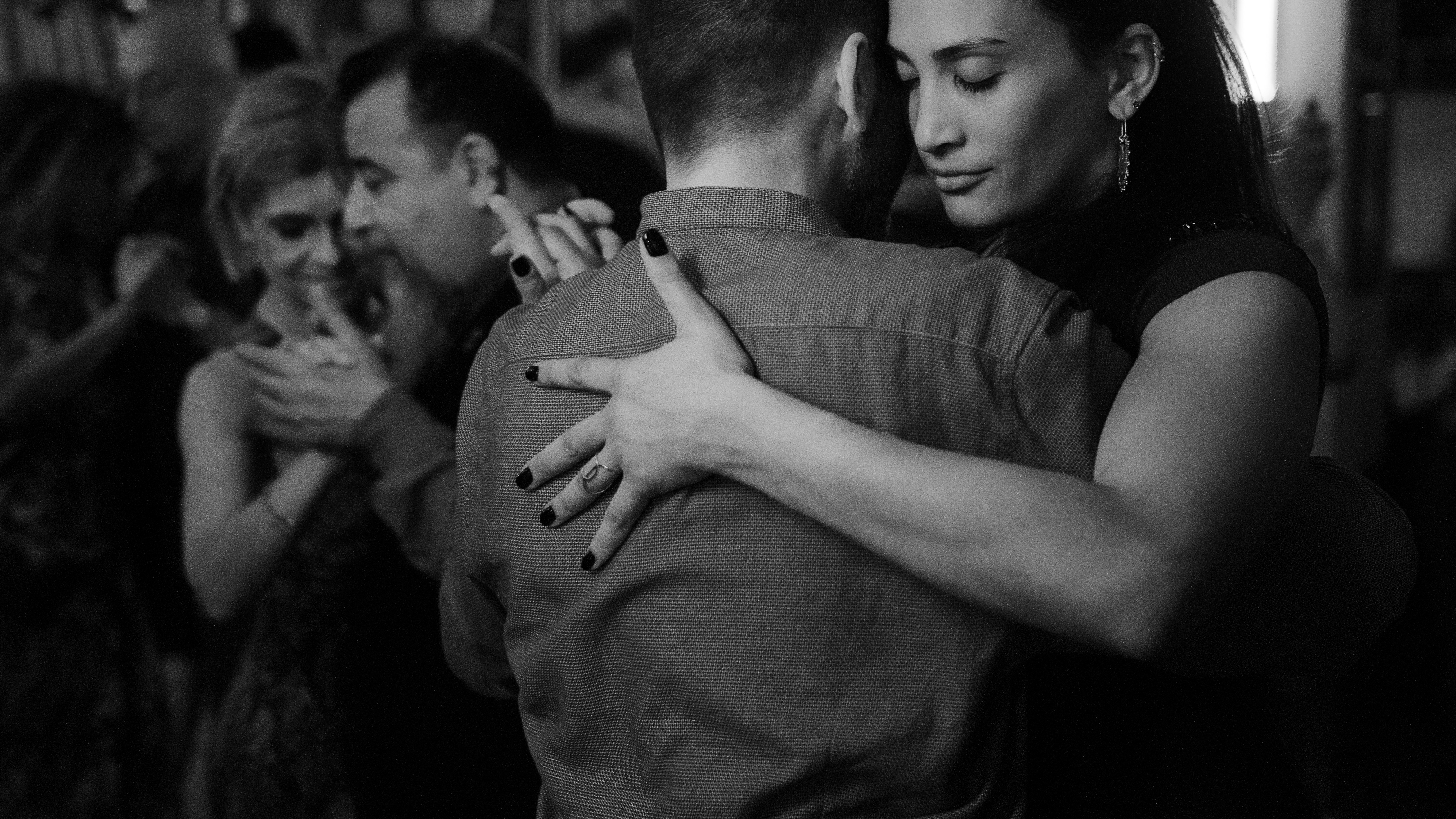 As pessoas estão dançando juntas em um salão de baile. foto – Imagem grátis  sobre Mulher na Unsplash, image size:3000x1688