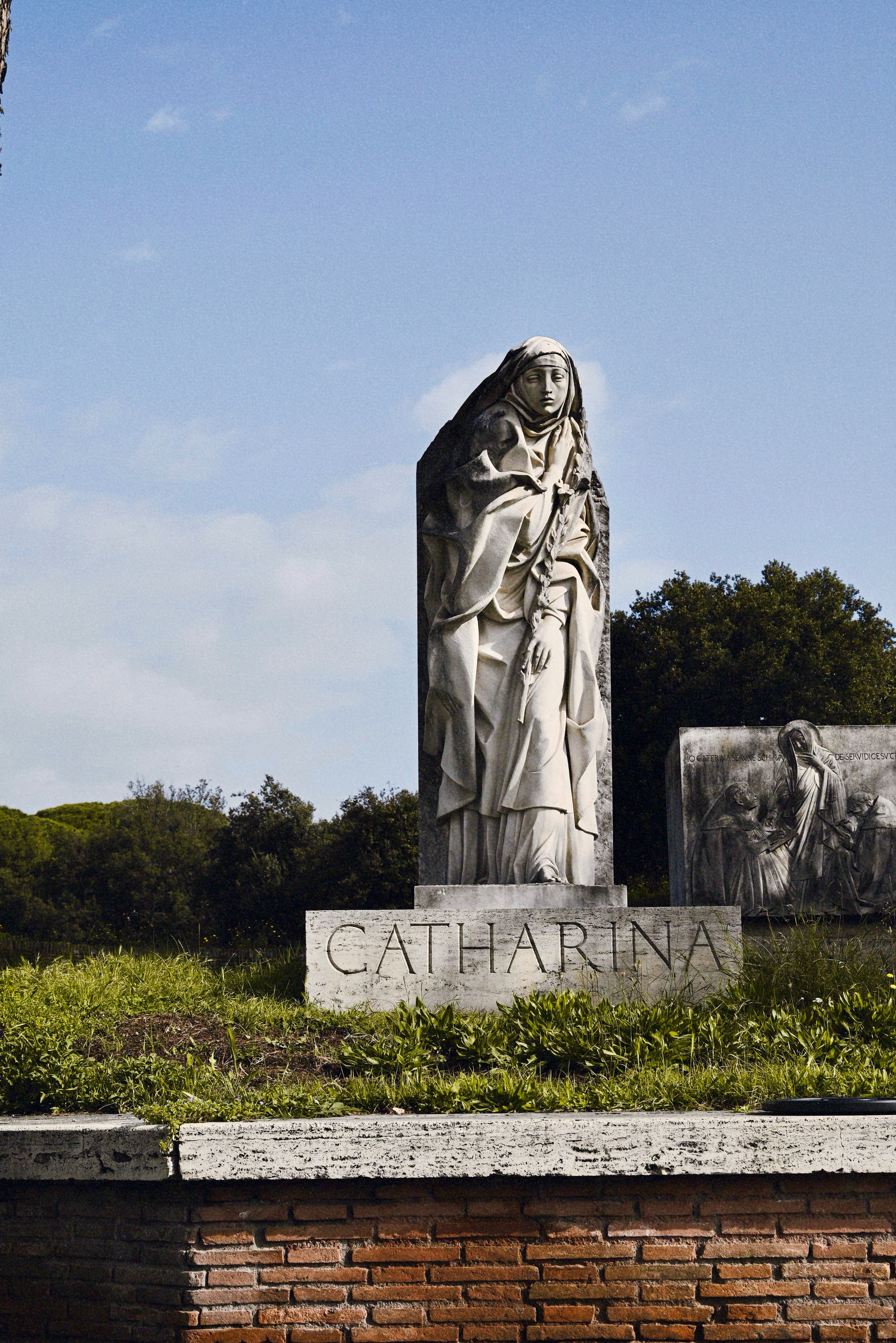 La statua di Caterina si trova in un parco pubblico.