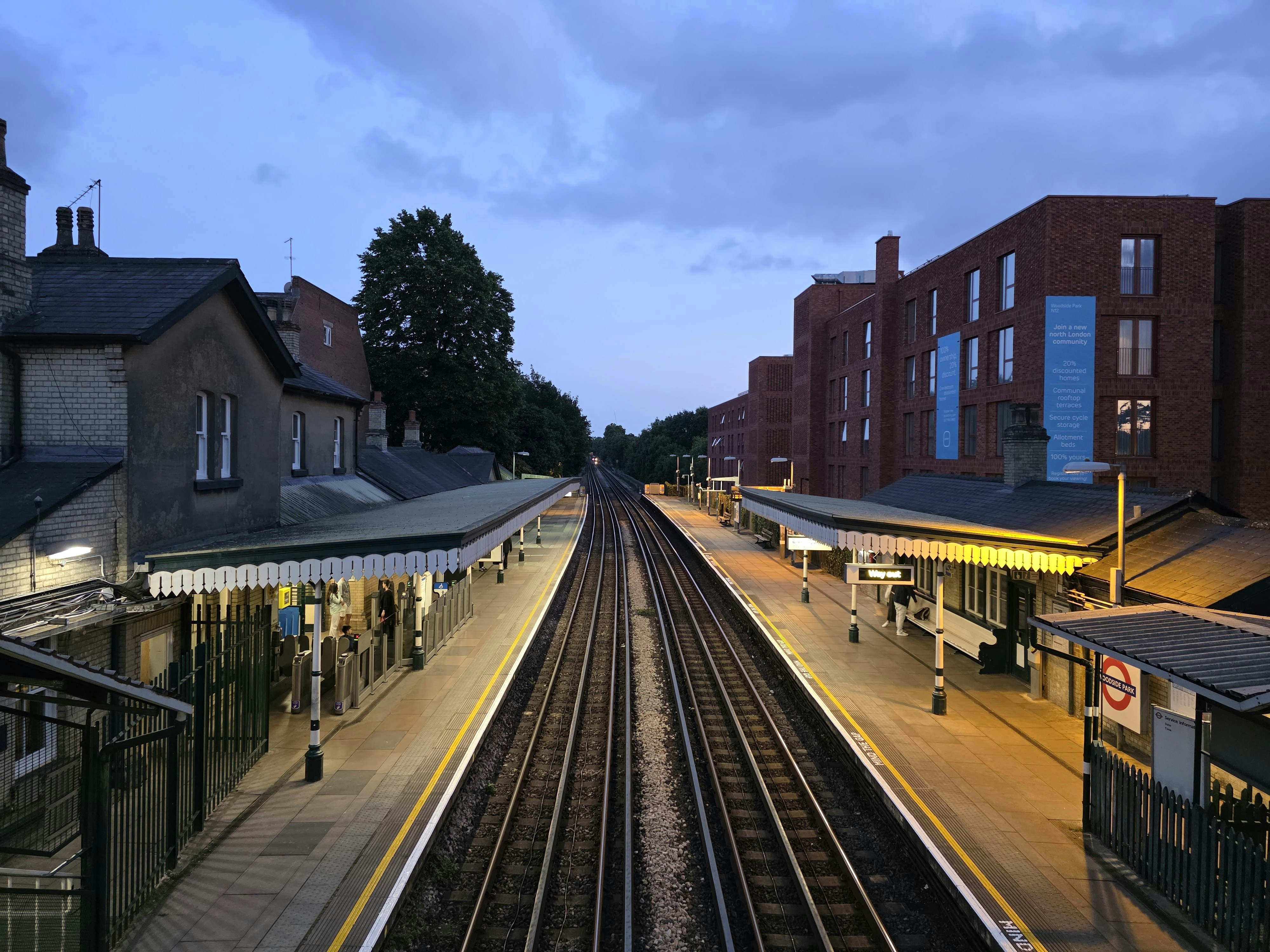 Empty train station tracks and platforms at dusk. photo – Free London Image  on Unsplash