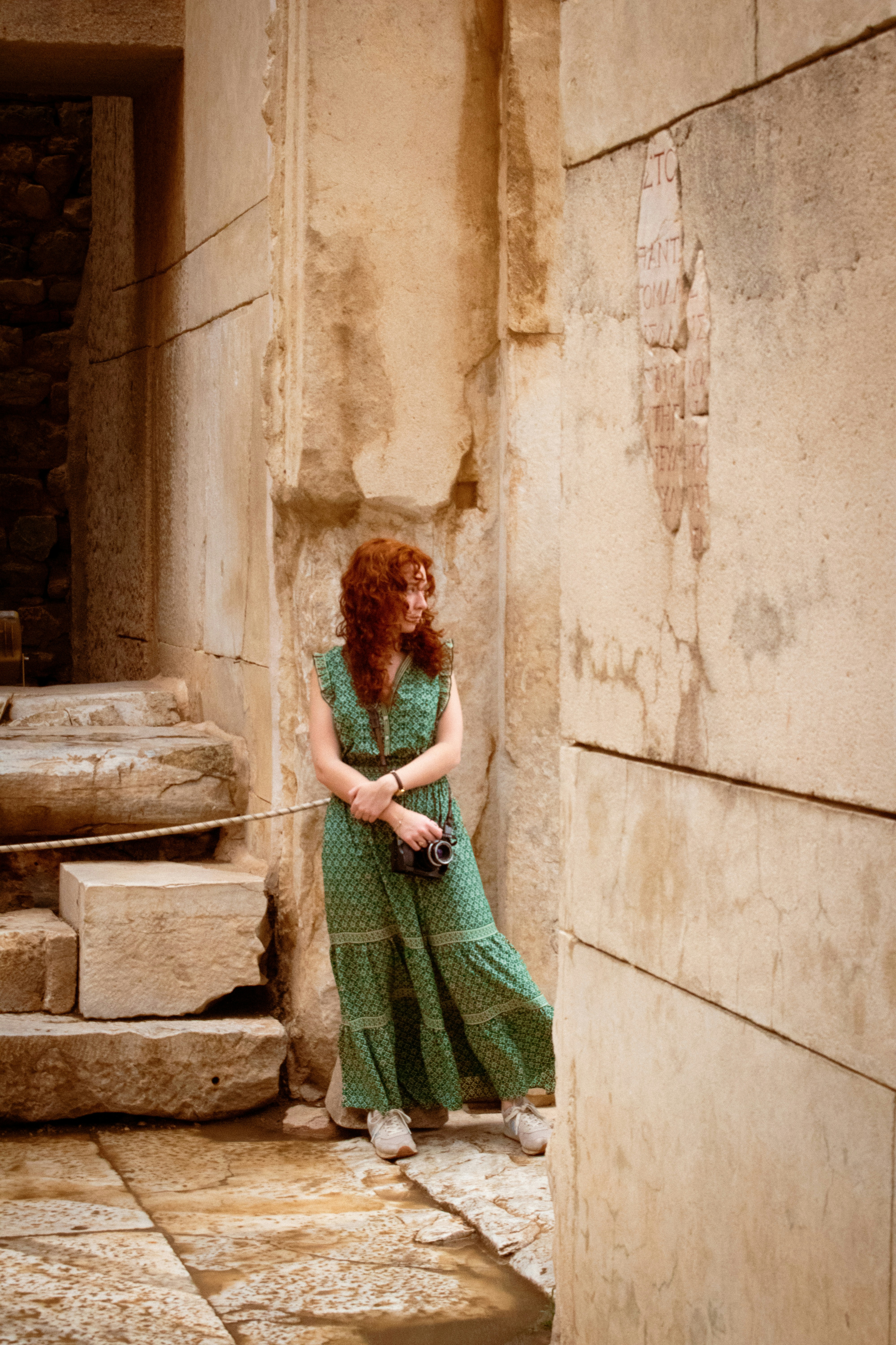 Eine Frau posiert in einem antiken Bauwerk.