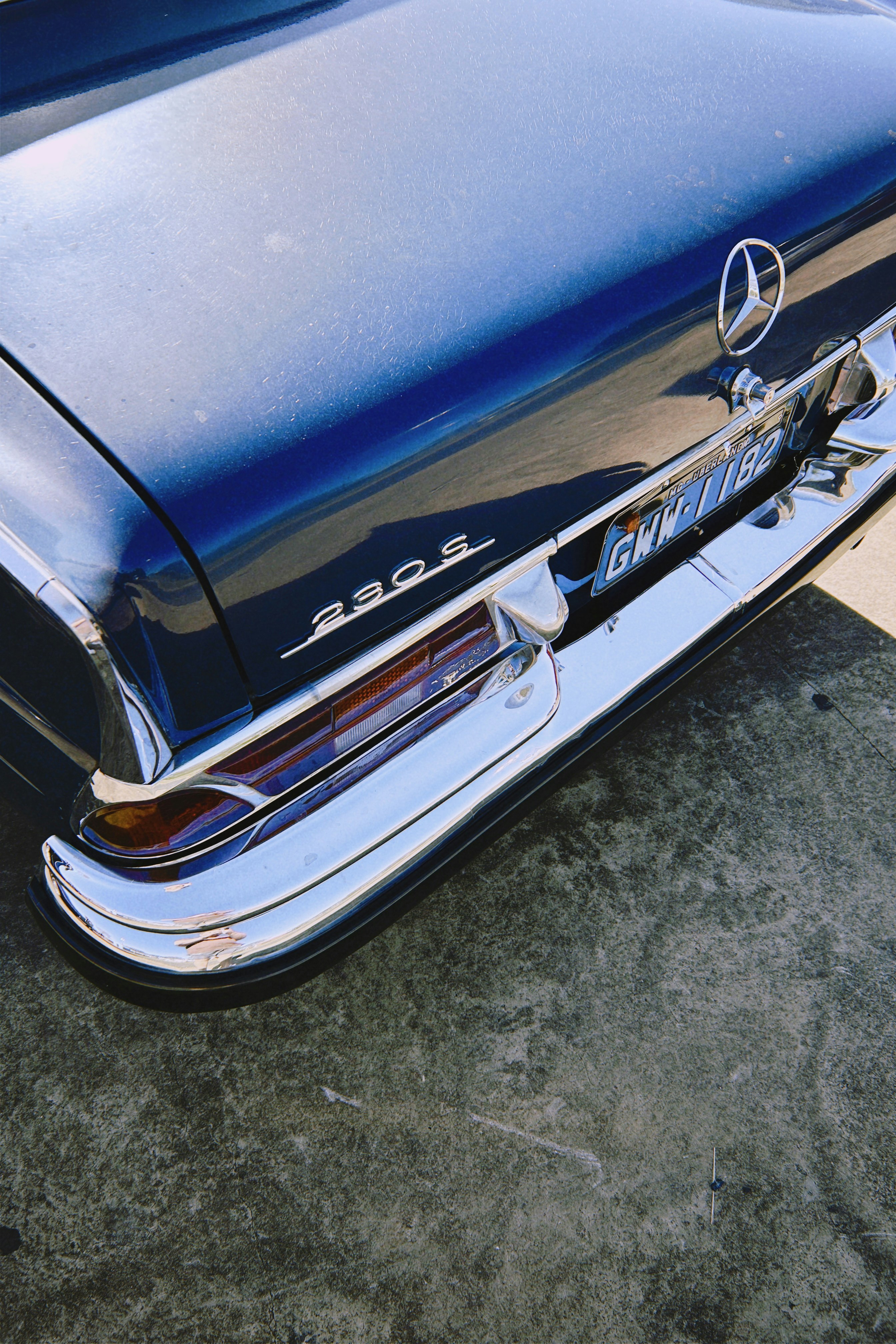 Rear end of a vintage mercedes-benz car. photo – Free Blue Image 
