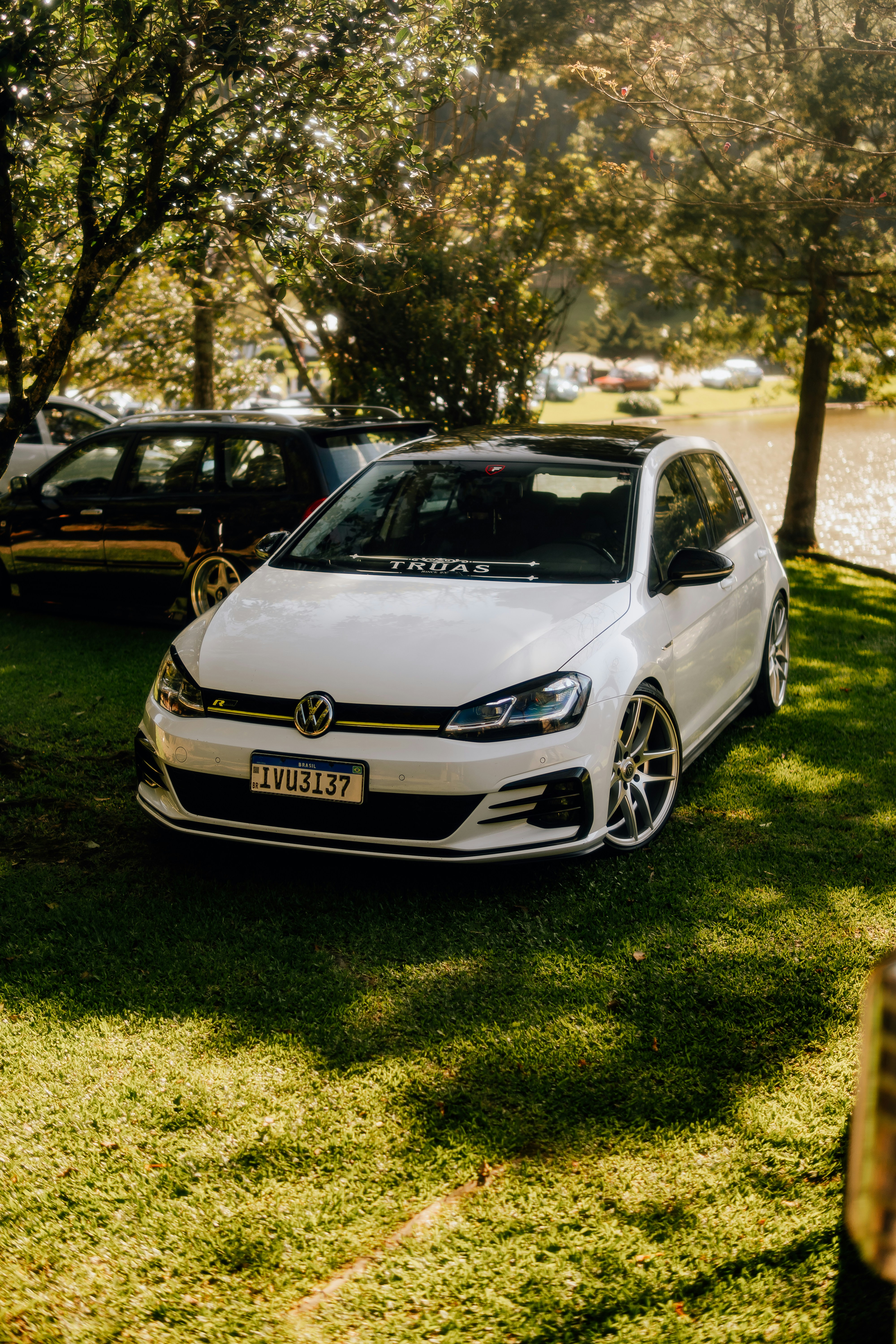 Valge Volkswagen Golf eestvaates, VW märk esivõrel