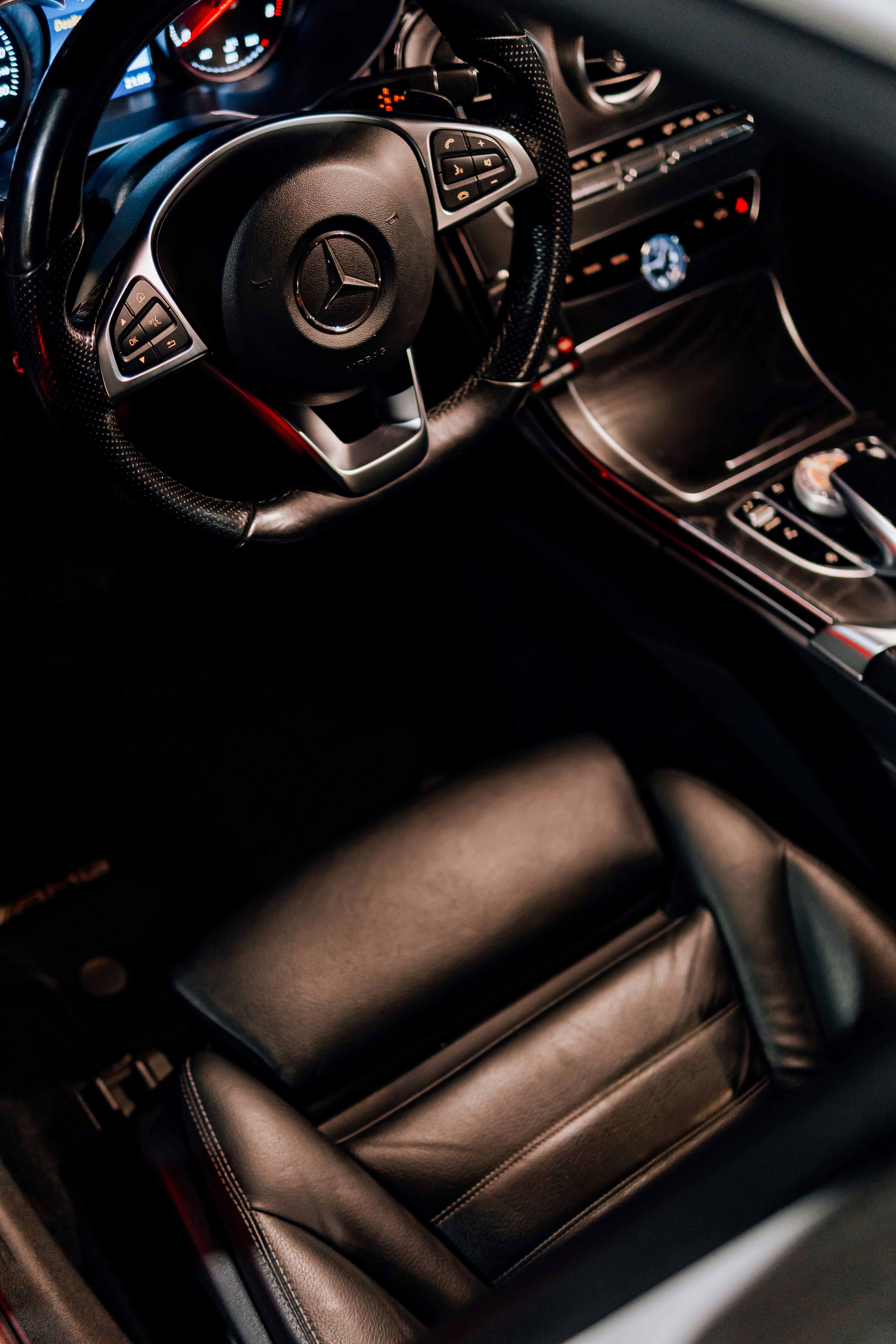 luxury car interior, sleek, ilustrasi artikel Mercedes-Maybach S-Class: Opulent Executive Wallpapers for Your Digital Domain 4