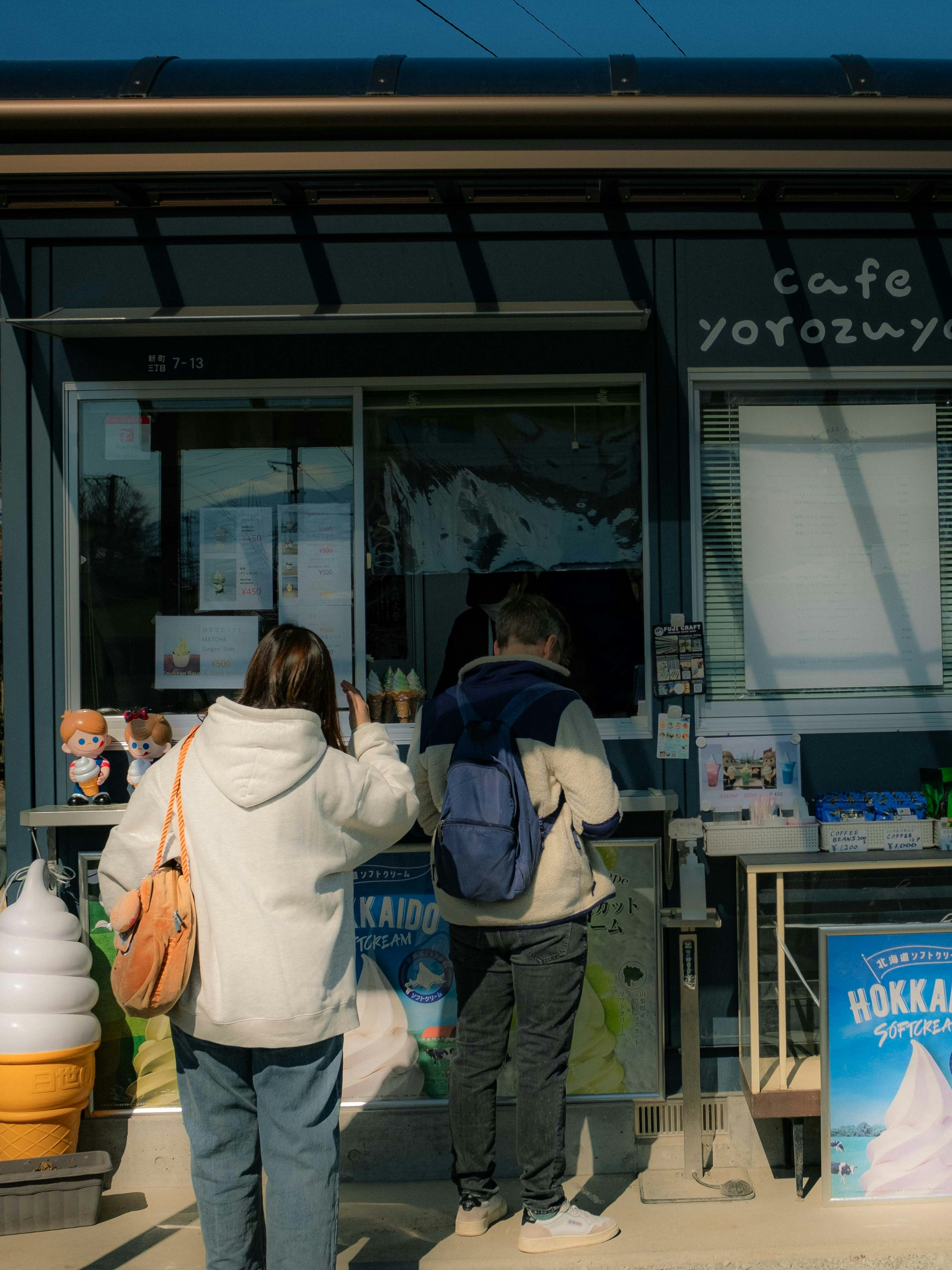 People are ordering at a cafe.