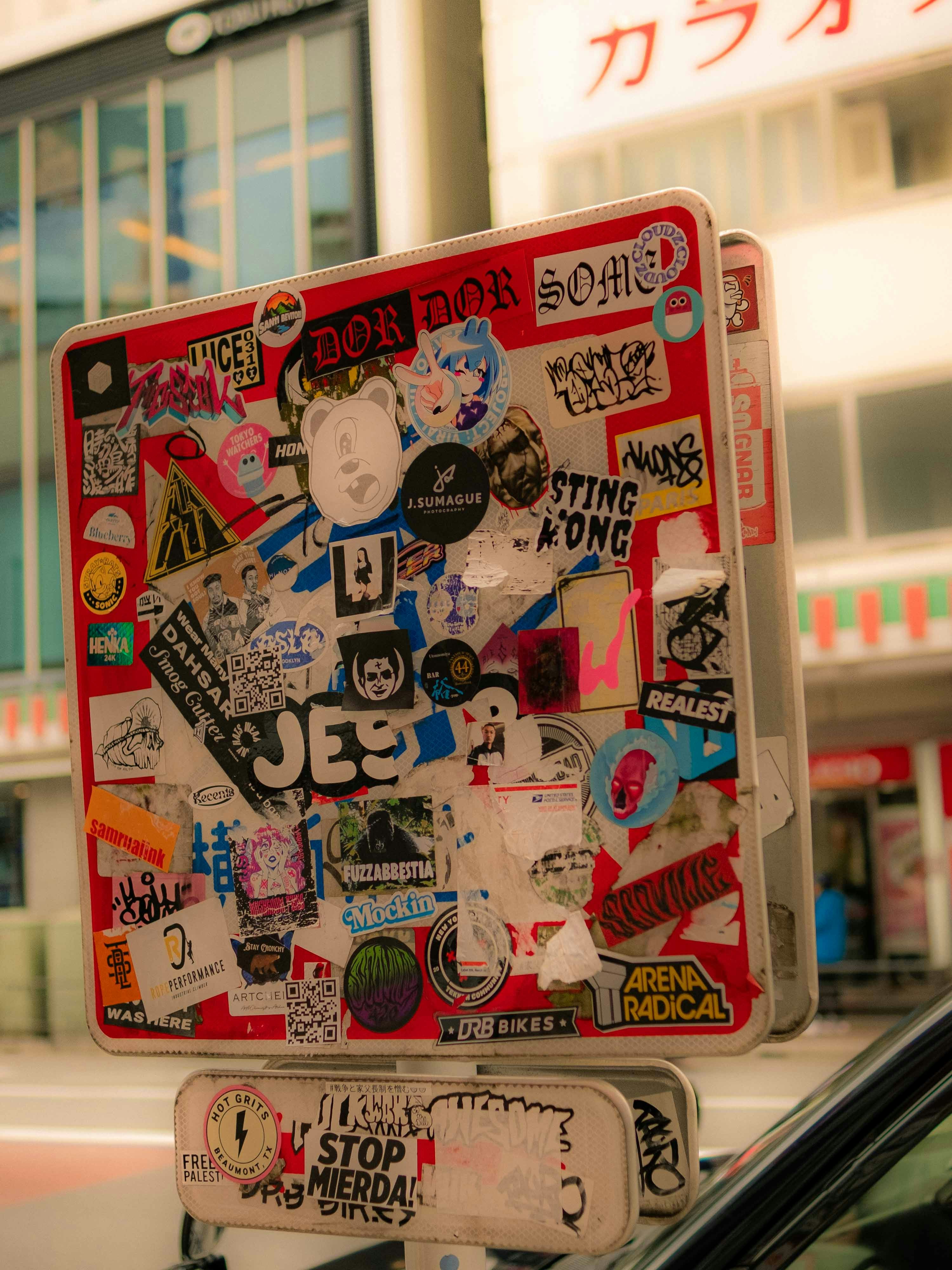 photo-1748582903467-85bce1a77751?ixid=M3wxMjA3fDB8MXxzZWFyY2h8MTR8fGJlc3QlMjBsdWdnYWdlJTIwc3RpY2tlcnN8ZW58MHx8fHwxNzY1NTMwOTI3fDA\u0026ixlib=rb-4.1.0