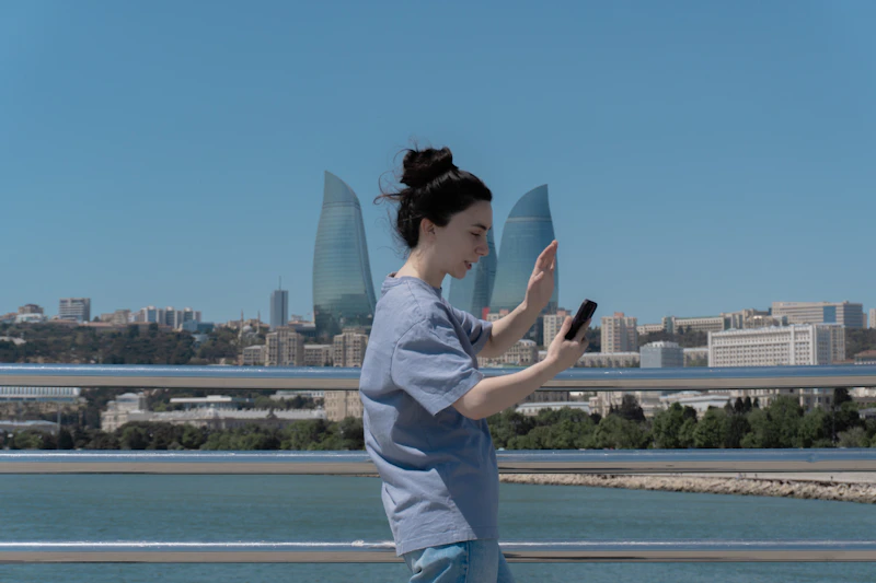 mujer sonriente en videollamada