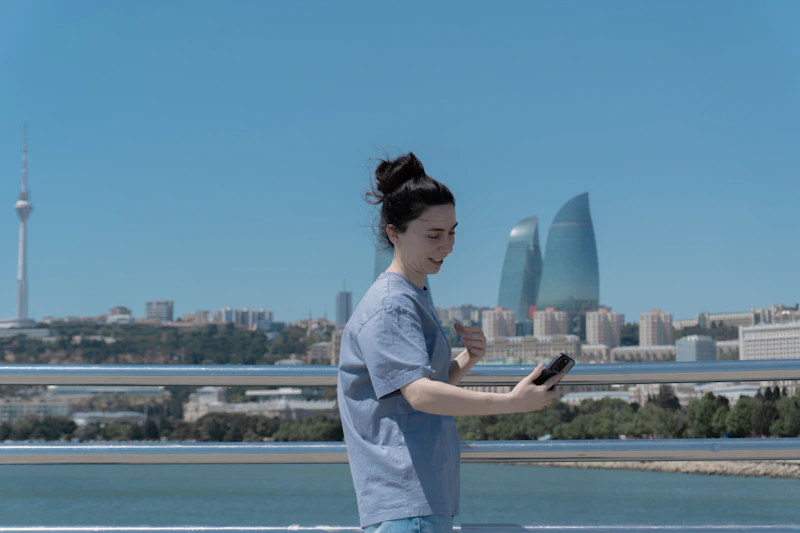 mujer moderna tomándose selfie