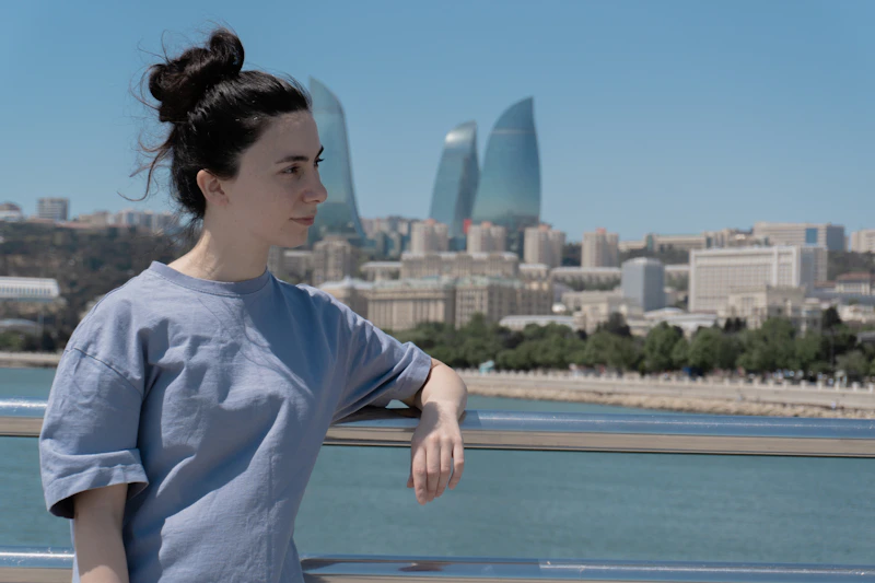 mujer admirando horizonte de ciudad