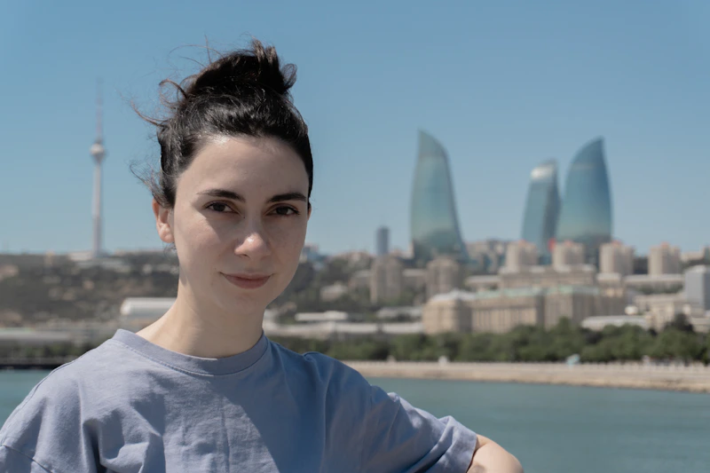 mujer elegante en escena urbana