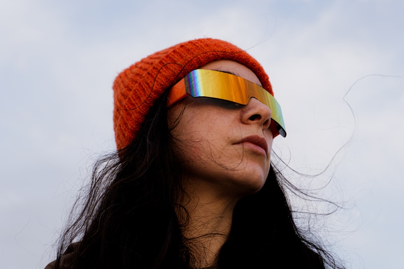 Mujer con sombrero naranja y gafas futuristas