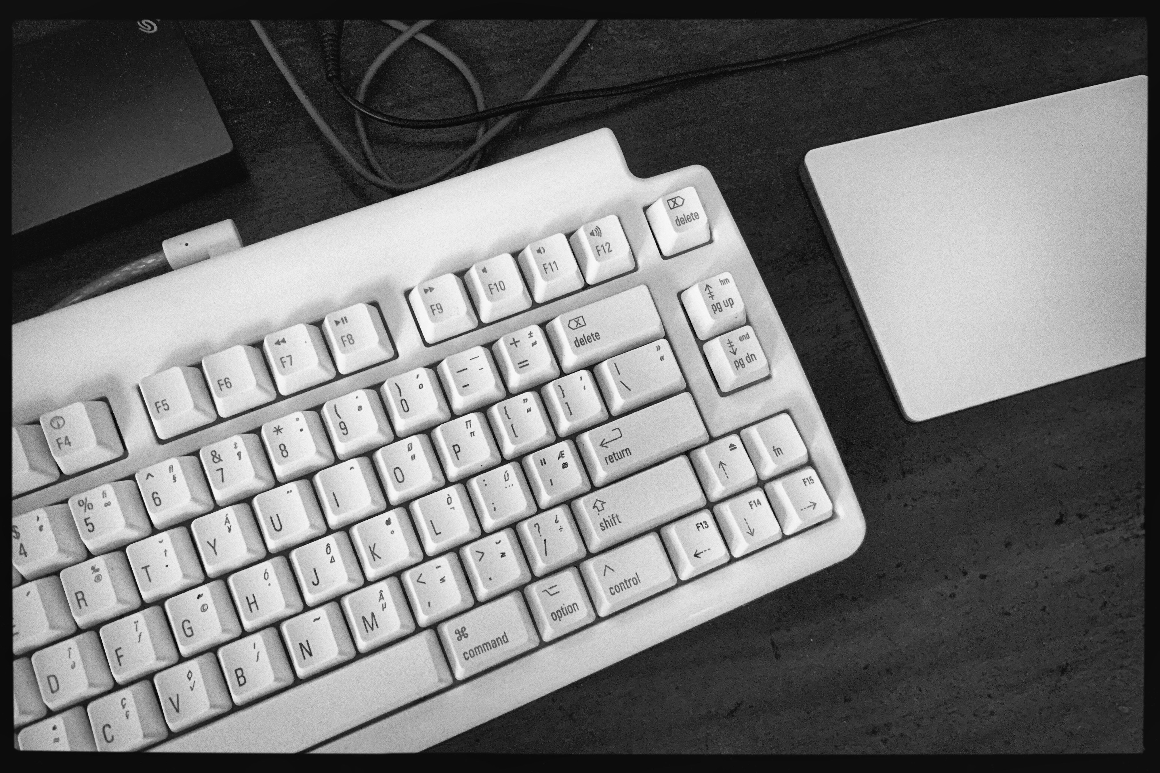 Modern bir çalışma masasında dizüstü bilgisayar başında içerik yazan bir kişi, çeşitli içerik yazarlığı niş alanlarını temsil eden profesyonel çalışma ortamı.