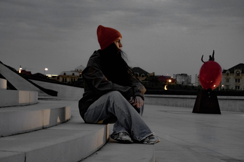 Mujer contemplativa bajo cielo dramático