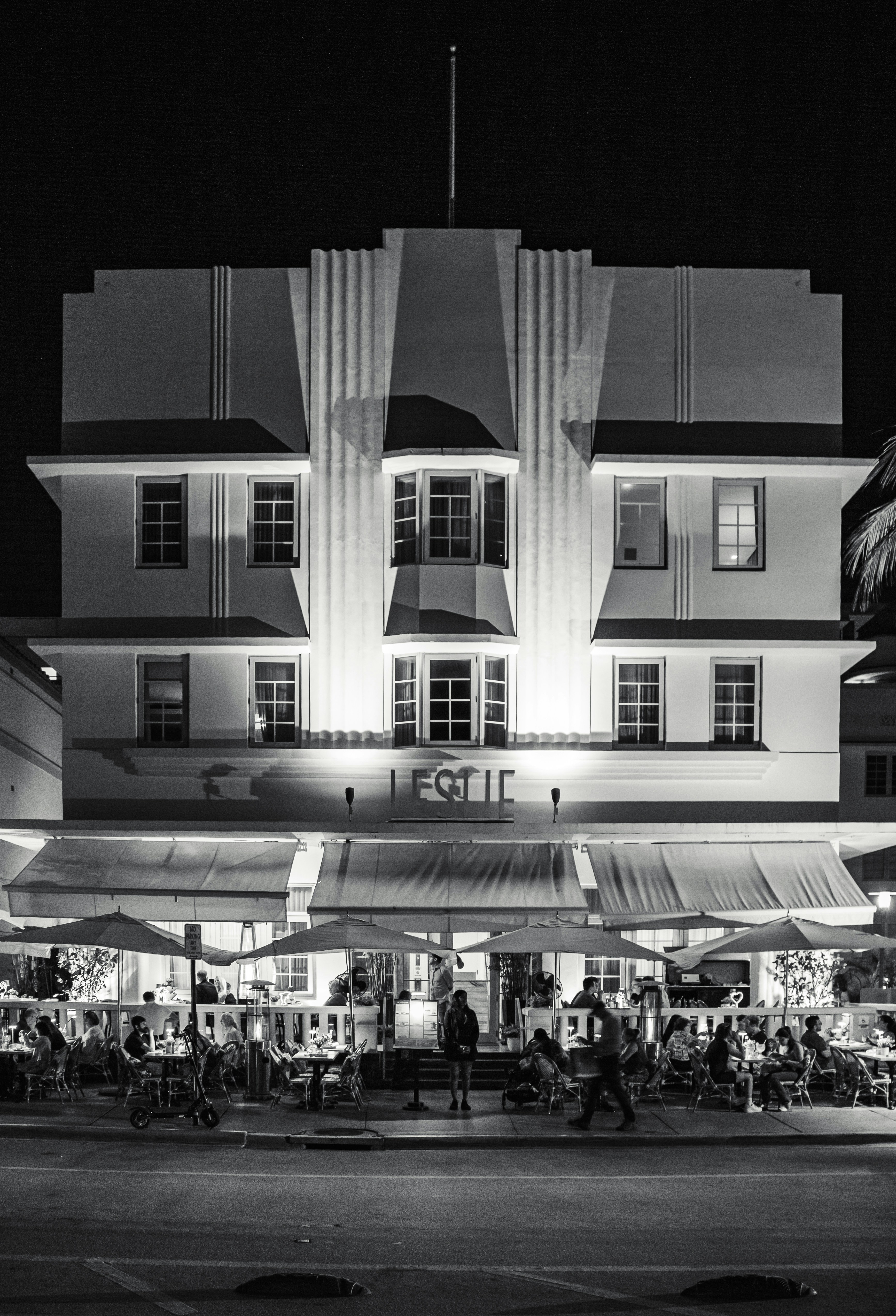 Uma foto em preto e branco de um hotel iluminado.